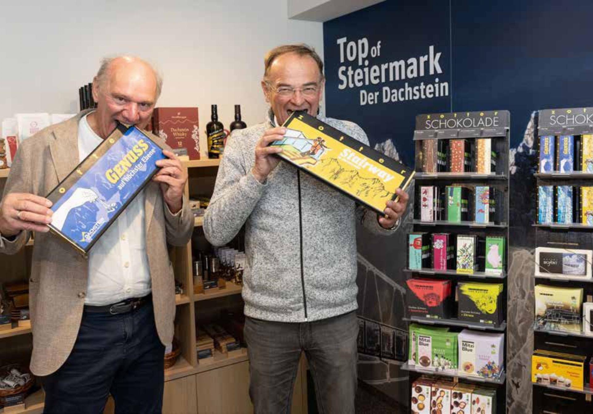 Am Bild: Dir. Georg Bliem, GF Planai-Hochwurzen-Bahnen, und Chocolatier Josef Zotter. Foto: Harald Steiner