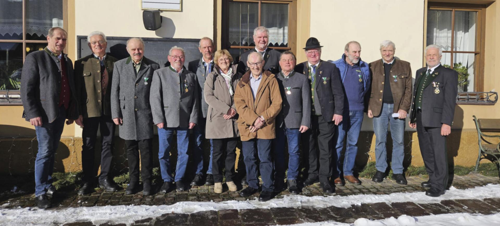 Die Kameraden des Ortsverbandes Donnersbach-Donnersbachwald mit Bgm. Herbert Gugganig (li.) und Bezirksobmann Walter Schwab (re.). Foto: ÖKB - Das Bild wird blockiert. – Möglicherweise durch einen aktiven Adblocker.