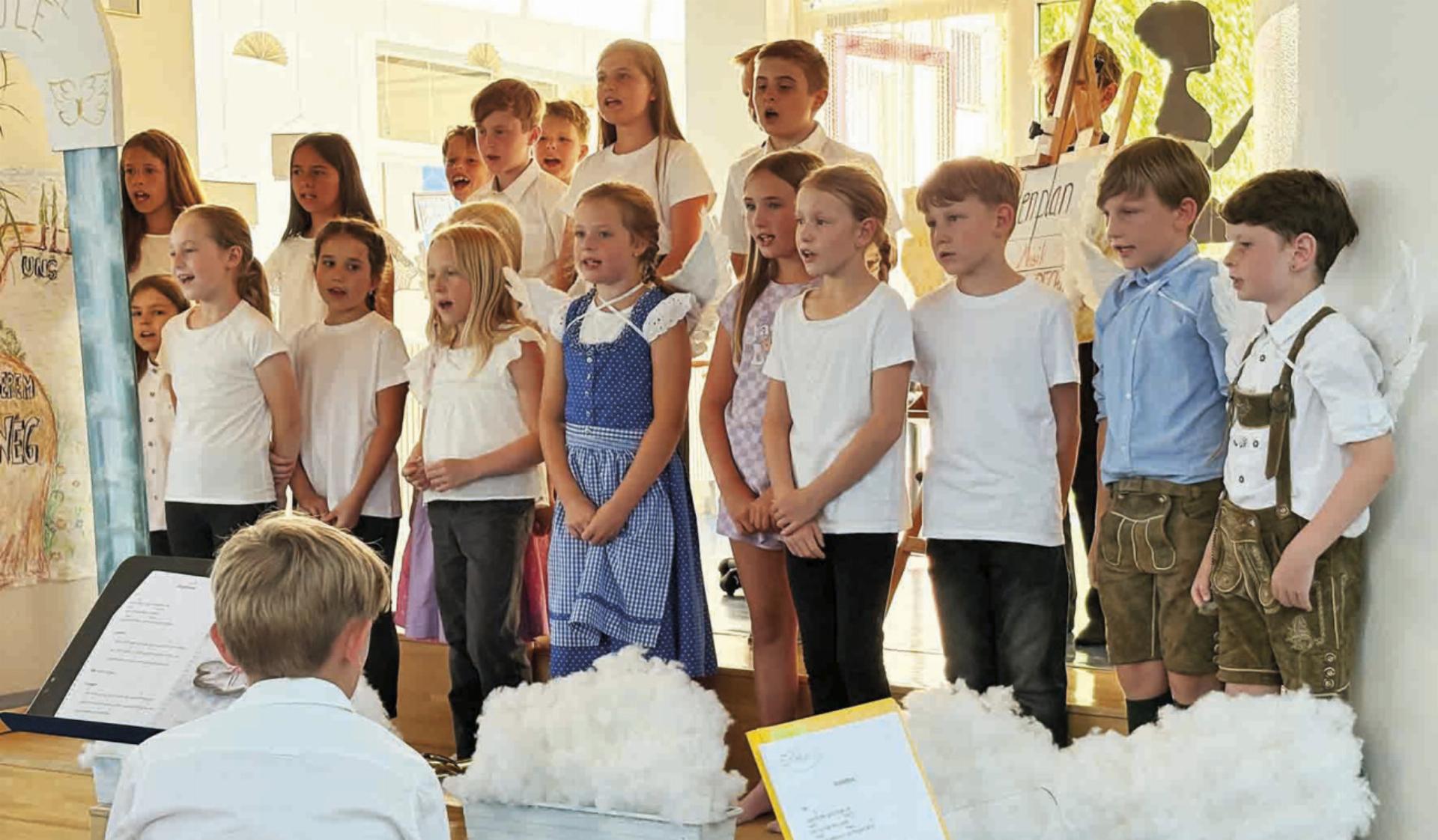 Der Schulchor „Lucky Voices“ interpretierte die Stücke von Walter Greimeister. 
Foto: VS Niederöblarn