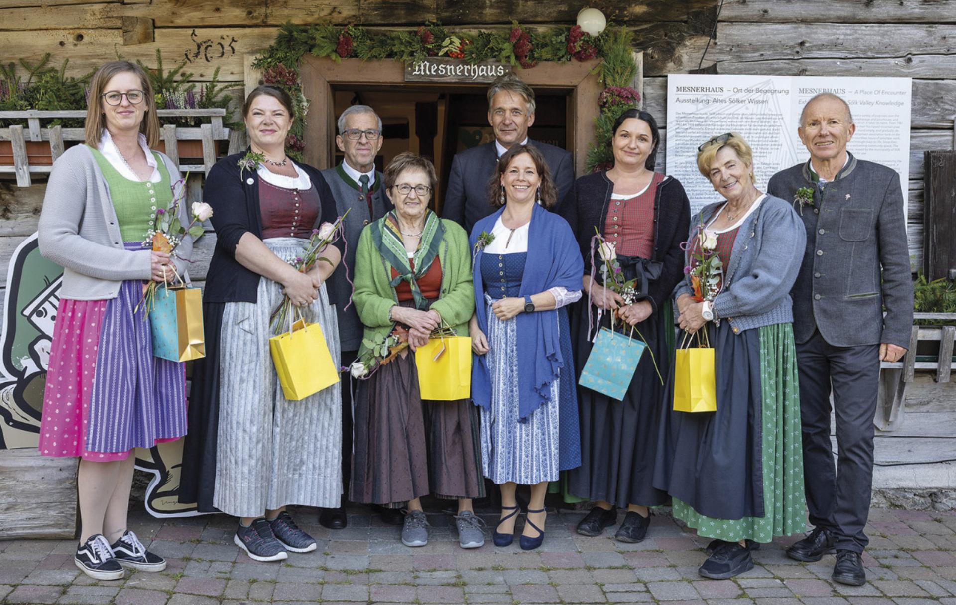 Feierliche Eröffnung der neuen Ausstellung im Mesnerhaus: Karoline Lengdorfer, Martina Kodritsch, Bgm. a. D. Hermann Lengdorfer, Agnes Lemmerer, Barbara Schiefer, Bgm. Werner Schwab, Maria Krause, Inge Lengdorfer und Diakon Wolfgang Griesebner (von links). Foto: Harald Steiner