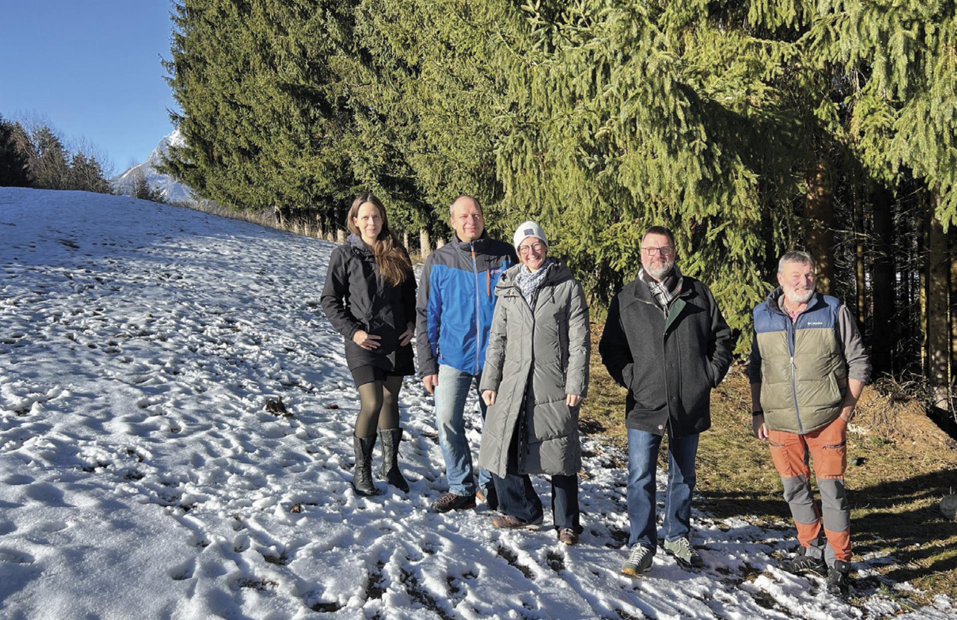 Julia Constanze Kraml (Technisches Büro für Kulturtechnik und Wasserwirtschaft), Wolfgang und Natalie Prüggler (Projektbegleitung und Koordinierung, KLAR!- Zukunftsregion Ennstal), Bgm. Franz Zach (Marktgemeinde Öblarn) und Edi Puchner (Grundeigentümer).

Foto: Klaus Bliem