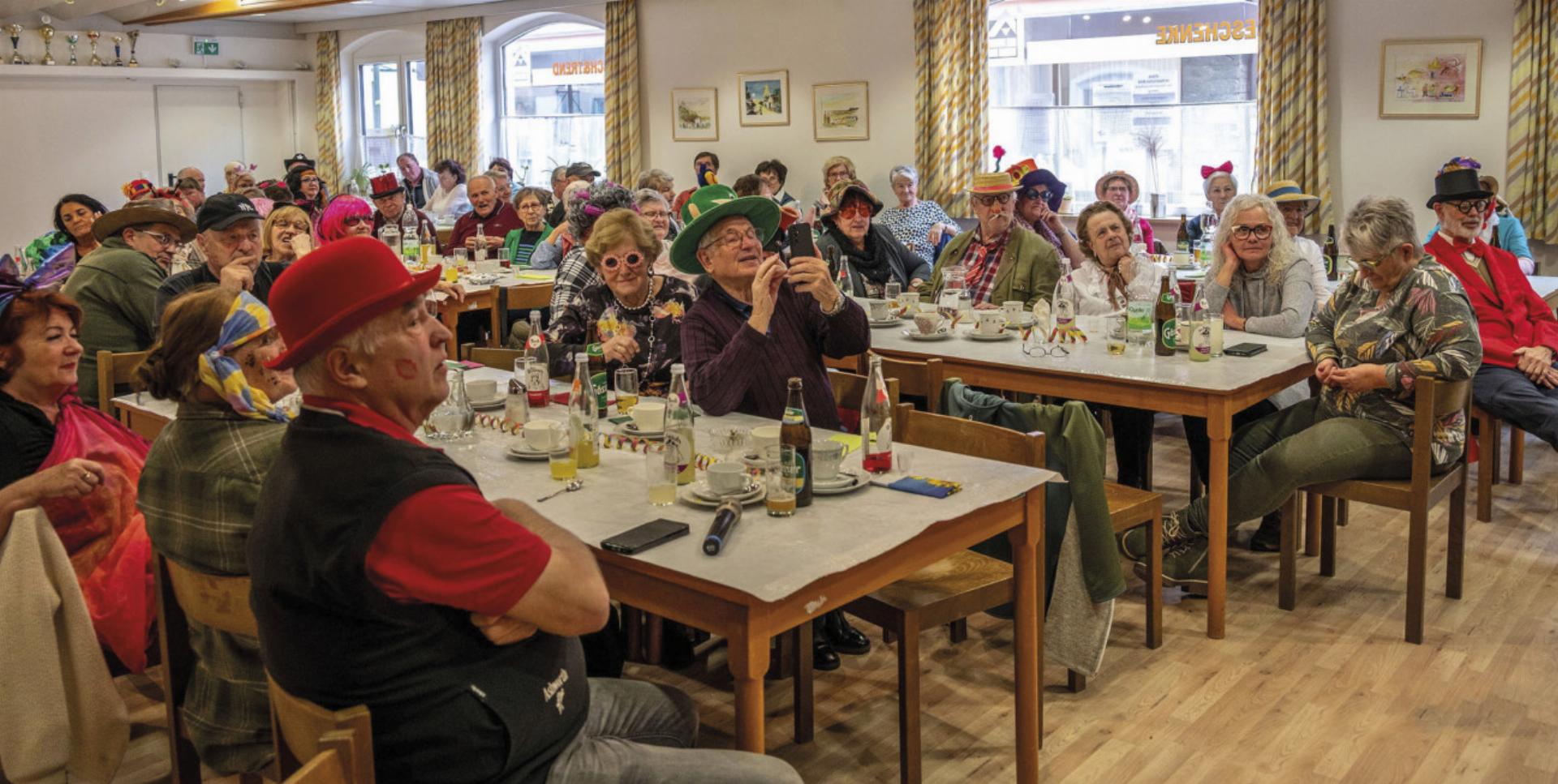 Ausgelassene Stimmung im vollbesetzten Vereinsheim der Irdninger Pensionisten. Foto: Holzmüller - Das Bild wird blockiert. – Möglicherweise durch einen aktiven Adblocker.