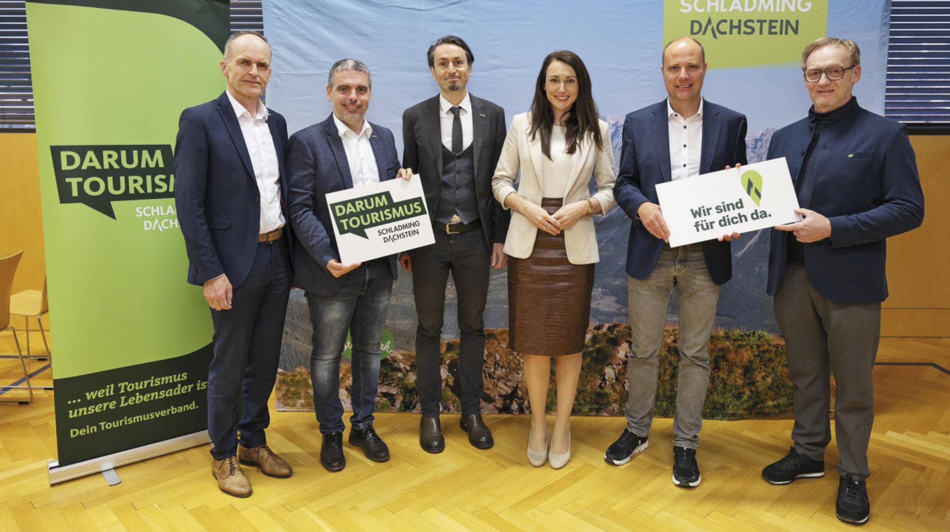 Herbert Kolb (Vorstandsdirektor Raiffeisenbank Schladming-Gröbming), Christian Hollinger (Leiter WKO-Regionalstelle Ennstal/Salzkammergut), Ewald Verhounig (Leiter Institut für Wirtschafts- und Standortentwicklung der WKO Steiermark), Moderatorin Claudia Aichhorn-Edler, Mathias Schattleitner (GF Schladming-Dachstein) und Andreas Keinprecht (Vorsitzender Schladming-Dachstein). Foto: Martin Huber - Das Bild wird blockiert. – Möglicherweise durch einen aktiven Adblocker.