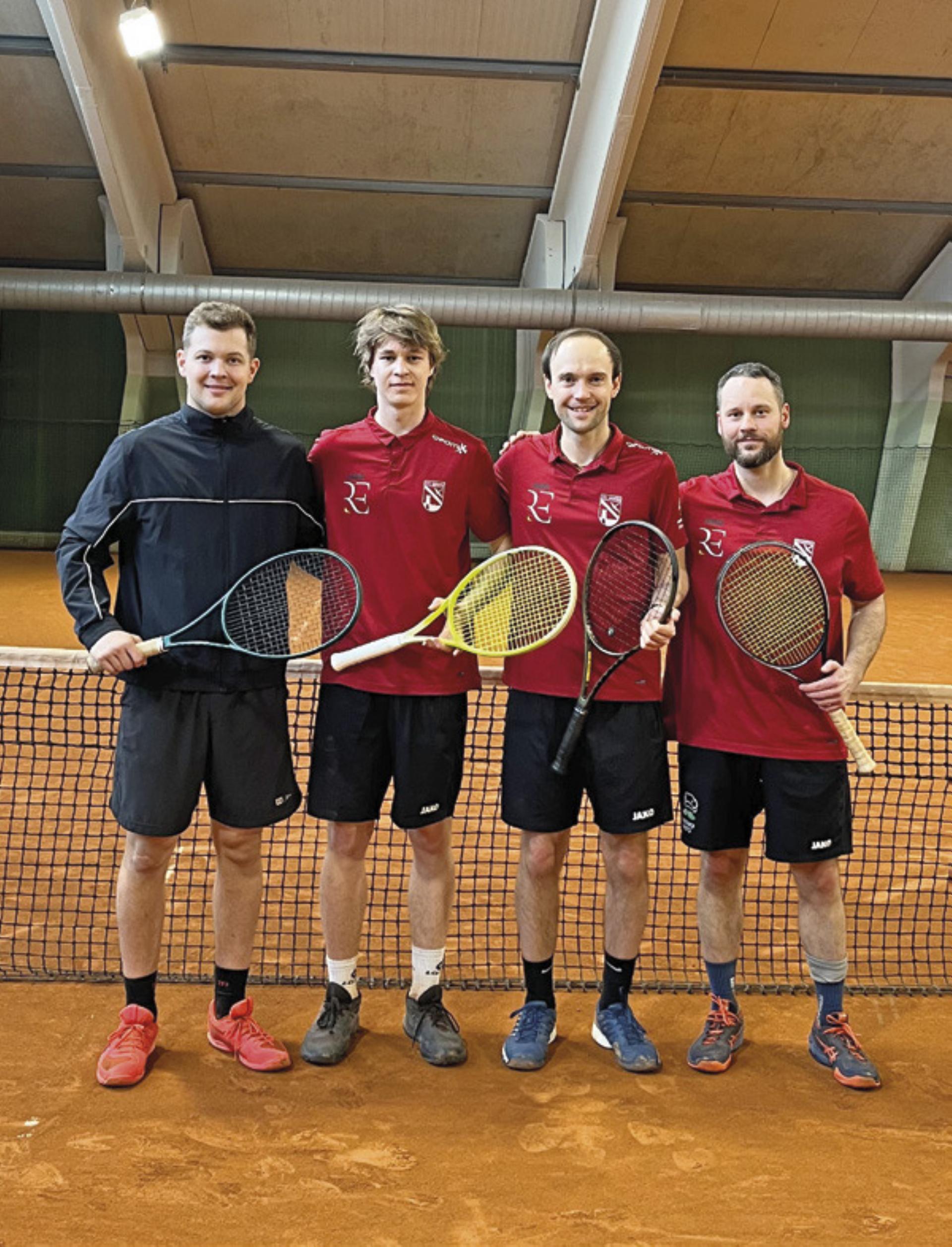ATV Irdning musste sich auswärts gegen Tabellenführer Riegersburg mit 1:5 geschlagen geben. Von links: Niklas Erlbacher, Levin Kaiser, Alexander Jagersberger, Gerald Fahrnberger. - Das Bild wird blockiert. – Möglicherweise durch einen aktiven Adblocker.