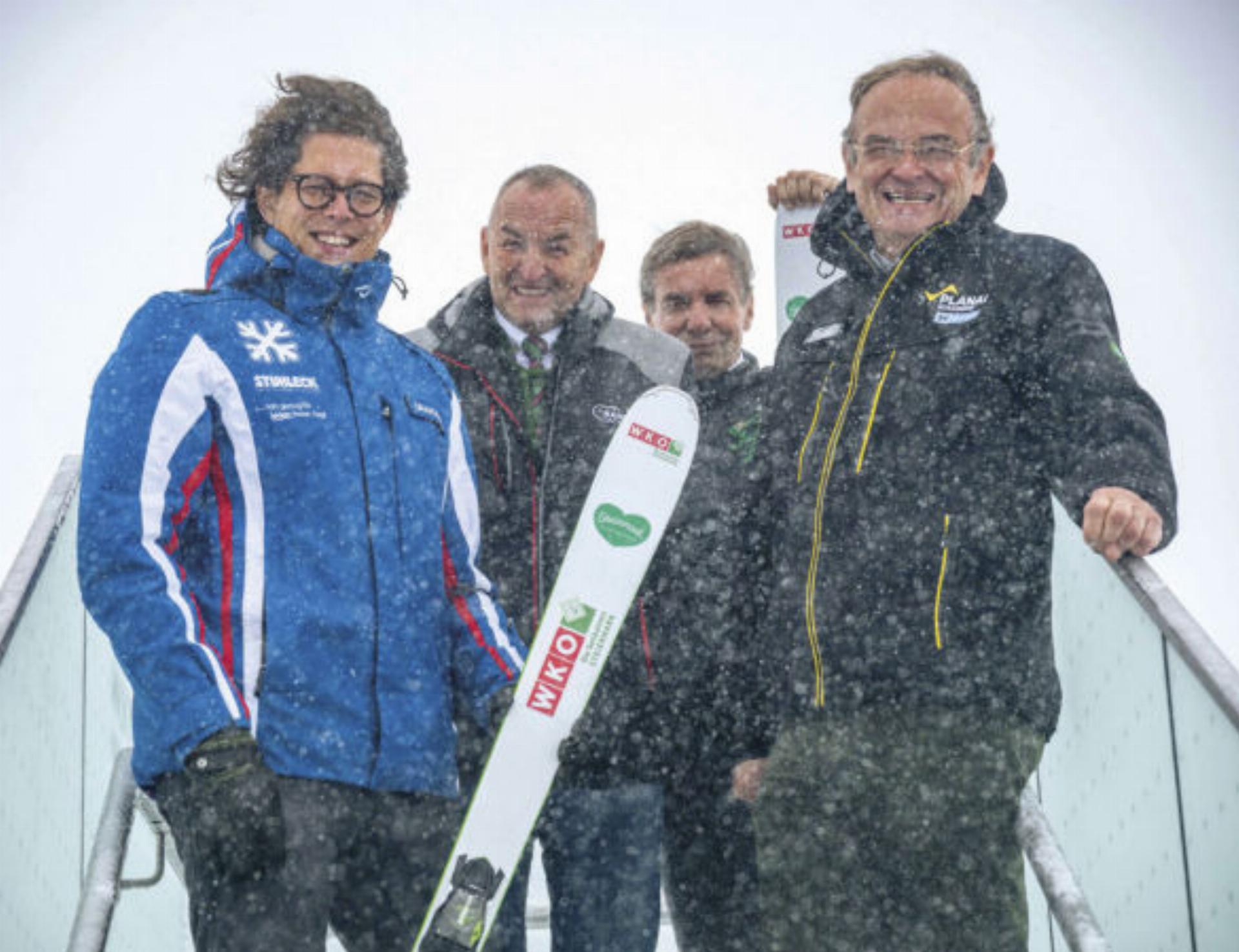 Zum Thema passendes Wetter empfing die Vertreter der steirischen Seilbahnen vergangene Woche am Dachstein. Am Bild (v.l.): Fabrice Girardoni (Obmann der steirischen Seilbahnen), Ernst Fischbacher (Bürgermeister Ramsau am Dachstein), Oliver Käfer (Geschäftsführer der steirischen Seilbahnen) und Georg Bliem (Geschäftsführer Planai-Hochwurzen-Bahnen).  Foto: Kleinsasser