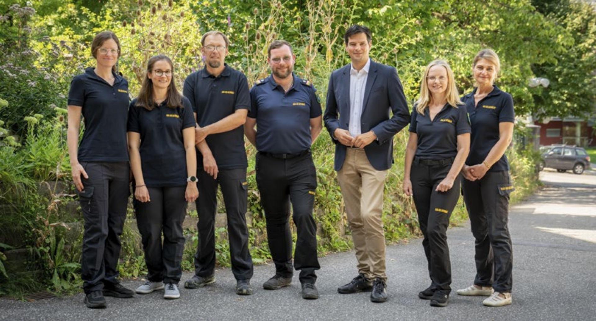 Die Mitarbeiter der Naturschutzhotline Elisabeth Werschonig, Alexa Bökenbrink, Peter Mehlmauer mit Landesleiter Raphael Narrath, LR Hannes Amesbauer, GF der Berg- und Naturwacht Helga Rachl und Martina Lind-Kuchar. Bildhinweis: Land Steiermark/Streibl