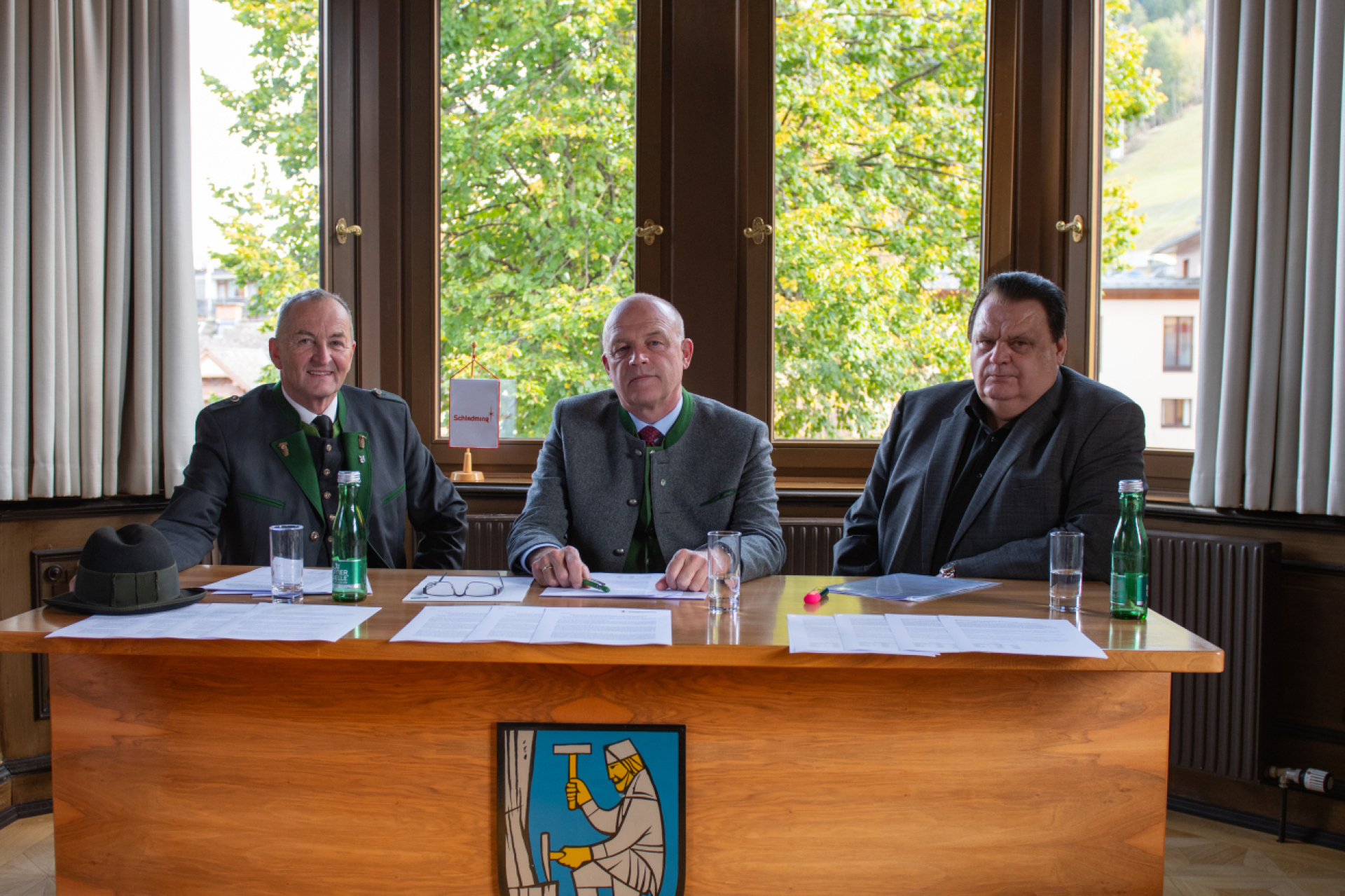 Die Bürgermeister Ernst Fischbacher (Ramsau), Hermann Trinker (Schladming) und Stefan Knapp (Haus im Ennstal) fordern eine Rund-um-die-Uhr-Notfallversorgung in Schladming.Foto: Ennstaler