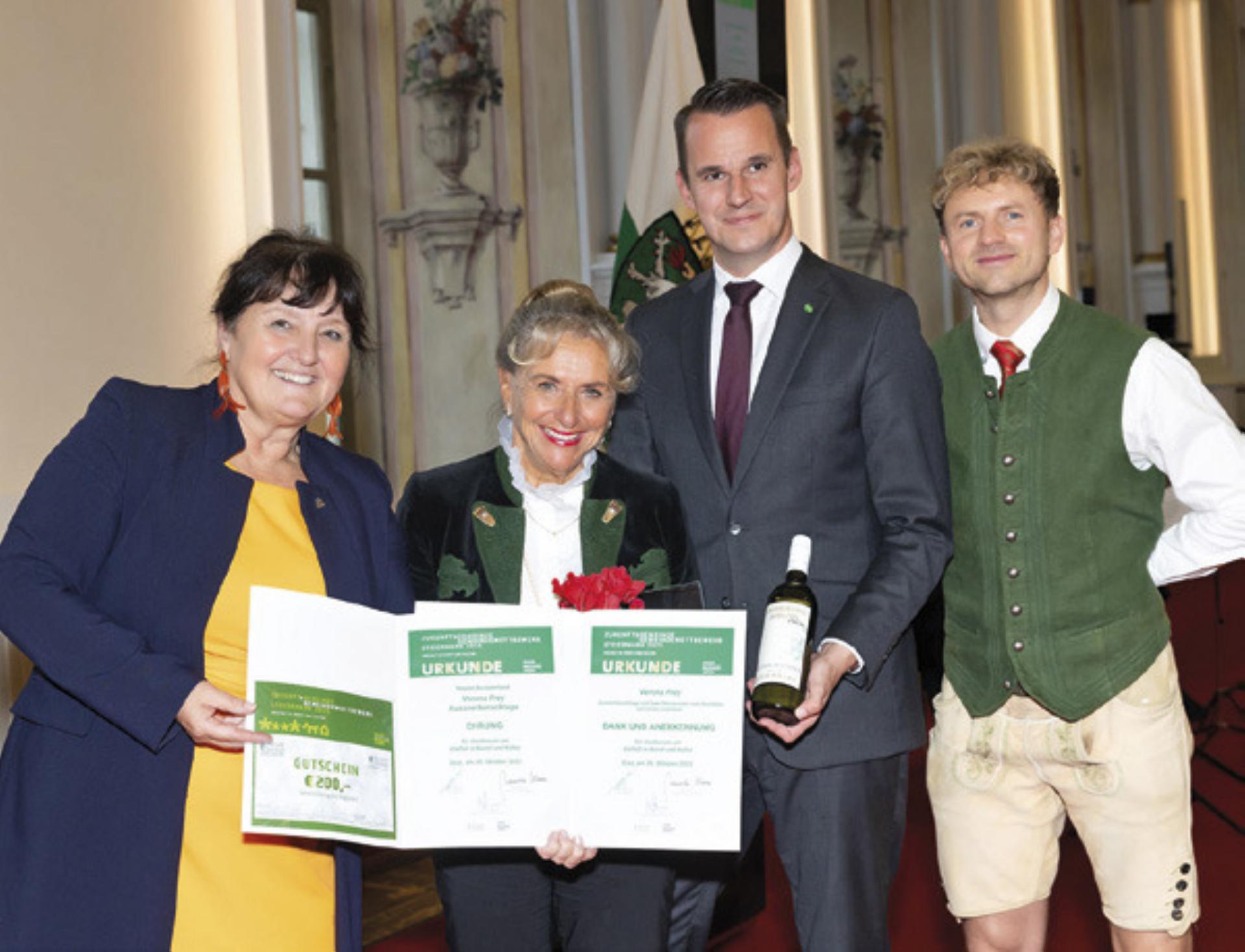 Verena Frey wurde für ihr Engagement rund um die Ausseer Barocktage in der Kategorie „Regionen“ ausgezeichnet. (re.) gratulierten. Foto: Thomas Raggam
