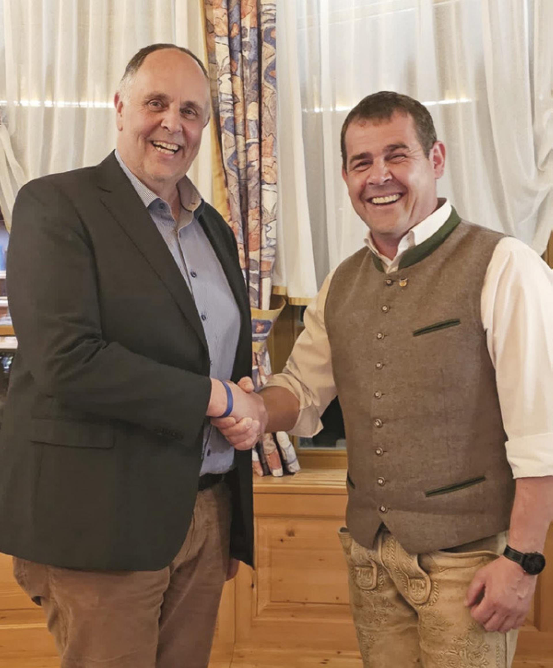 Herbert Hansmann (re.) und Kurt Berger (li.) einigten sich auf eine schwarz-blaue Zusammenarbeit. Foto: ÖVP Bad Mitterndorf