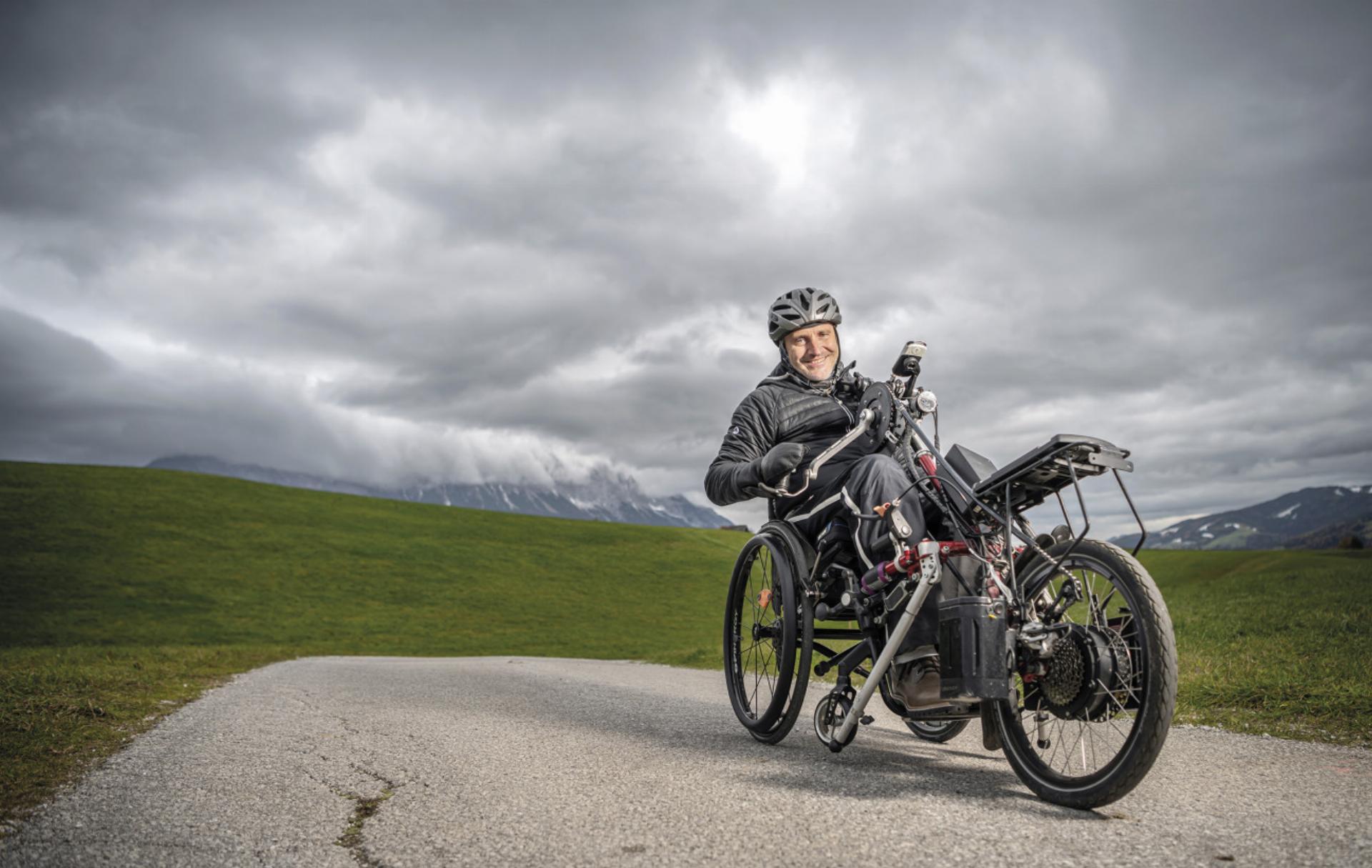 Eine kleine Unachtsamkeit führte zu einem Radunfall mit folgenschweren Auswirkungen. Mit einem sogenannten Handbike ist Walter Seebacher wieder unterwegs. Foto: Christoph Huber - Das Bild wird blockiert. – Möglicherweise durch einen aktiven Adblocker.