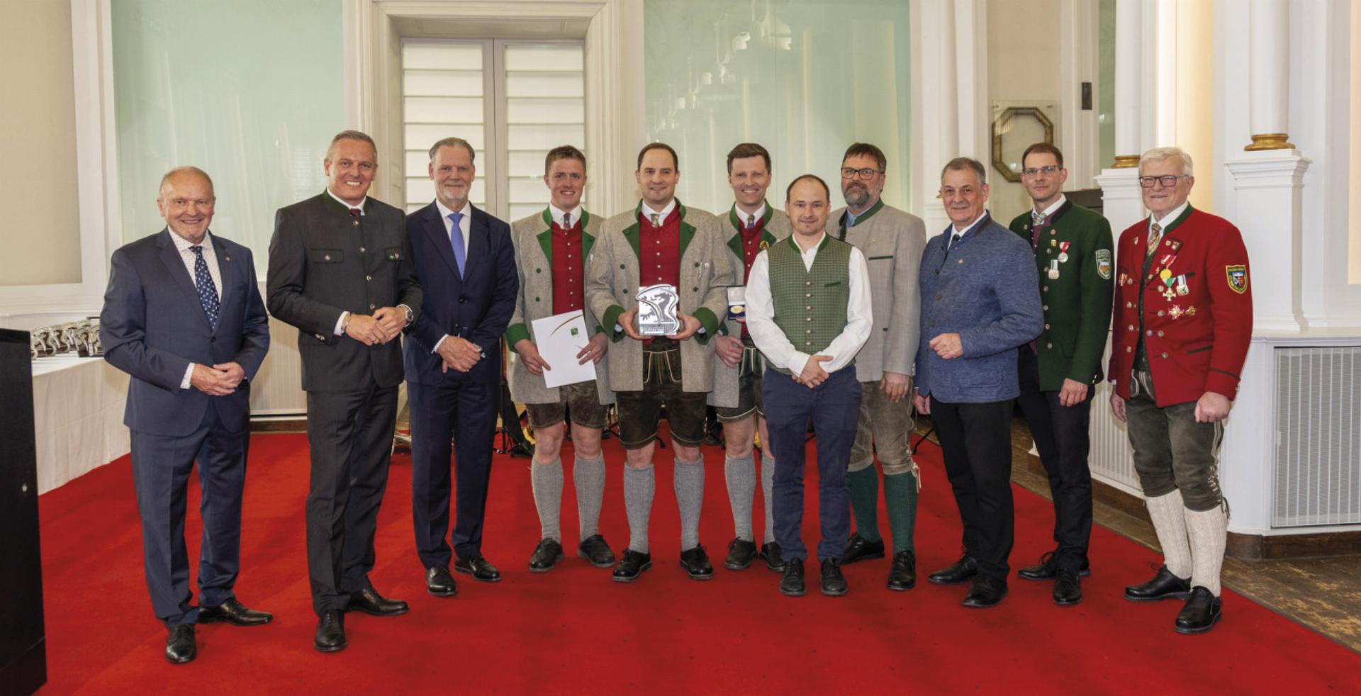 Doppelte Auszeichnung für Öblarn – der Musikverein wurde mit dem Blasmusik-Panther und der Robert-Stolz-Medaille geehrt. Von links: Hans Stolz (Großneffe des Opernkomponisten), LH Mario Kunasek, Landtagspräsident Gerald Deutschmann, vom Musikverein Öblarn: Stabführer Sebastian Reith, Obmann Martin Gaich und Kapellmeister Michael Fuchs, Obmann des Musikbezirkes Gröbming Stefan Maderebner, Öblarns Bürgermeister Franz Zach, Erich Riegler (Präsident Österreichischer Blasmusikverband), Landeskapellmeister Peter Mayerhofer, Landesstabführer Herbert Nußbaumer. Foto: Land Steiermark/Frankl