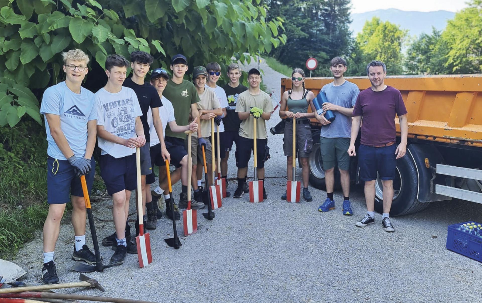 In Aktion: Die Schüler der HBLFA Raumberg-Gumpenstein befreiten in Wörschach eine Fläche von 300 Quadratmetern vom Sachalin-Knöterich.

Foto: HBLFA Raumberg-Gumpenstein