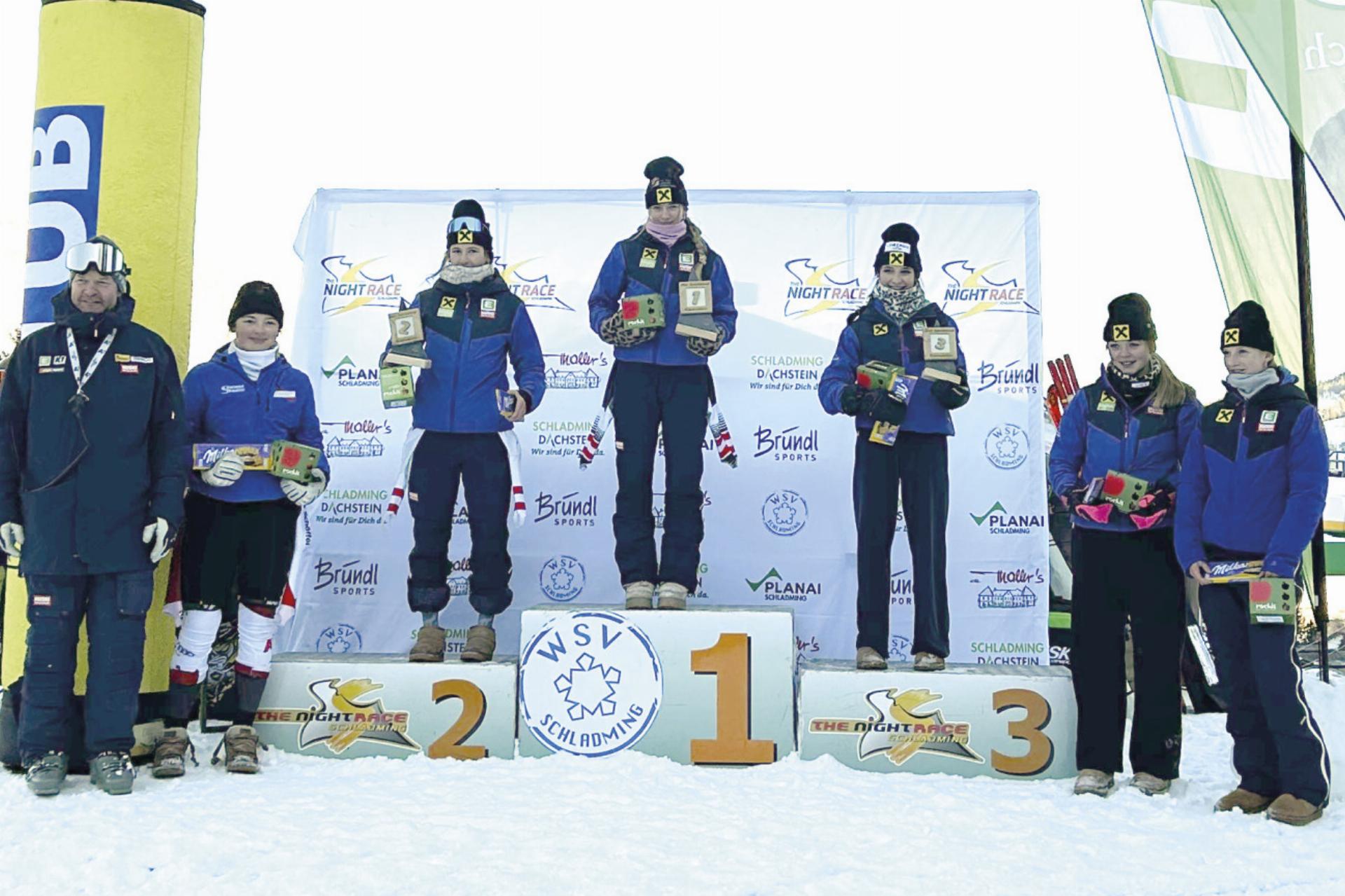 Siegerin Helena Göschl und die nächstplatzierten Bezirks-Nachwuchsläufer Marie Hüttenbrenner und Tabea Schwaiger sorgten beim tollen Riesentorlauf-Sechsfachsieg auf der Hochwurzen für die Podestplätze. - Das Bild wird blockiert. – Möglicherweise durch einen aktiven Adblocker.