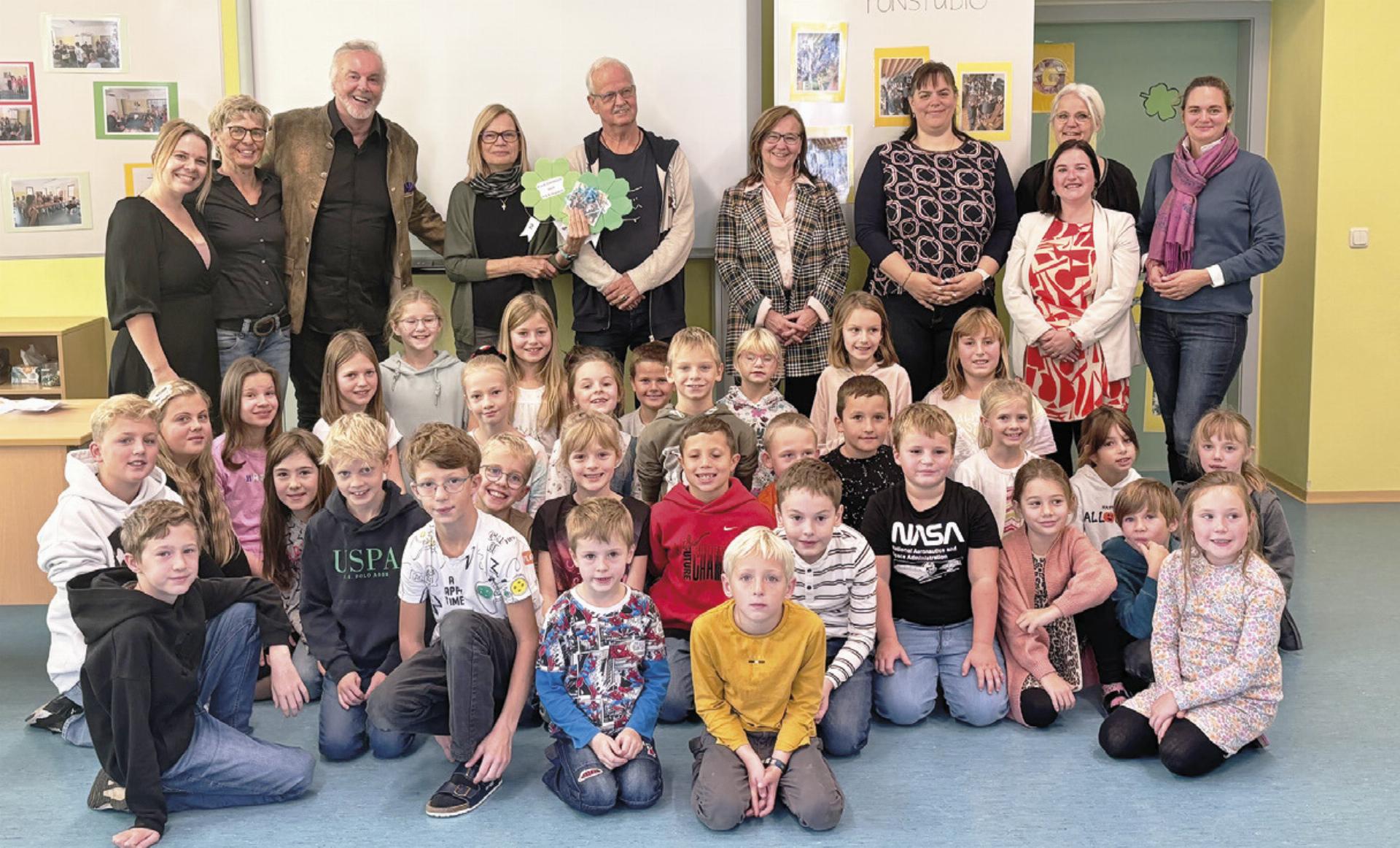 Gemeinsam Singen und Gutes tun: Fred Jaklitsch und die Kinder der VS Knoppen nahmen eine Single auf und unterstützten so „Schulen für Afrika“.

Foto: VS Knoppen