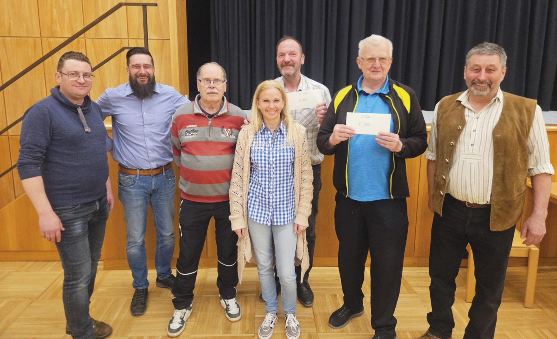 Die drei Erstplatzierten mit dem Veranstalterteam der FPÖ (von links): FPÖ-Gemeinderäte Richard Sonnleitner und Ingomar Zechner, Franz Gassner (3. Platz), Daniela Dreier (Organisation), Friedrich Götzenbrugger (2. Platz), Johann Kreuzberger (Turniersieger), Andreas Schober (FPÖ-Ortsparteiobmann). Foto: FPÖ Admont - Das Bild wird blockiert. – Möglicherweise durch einen aktiven Adblocker.