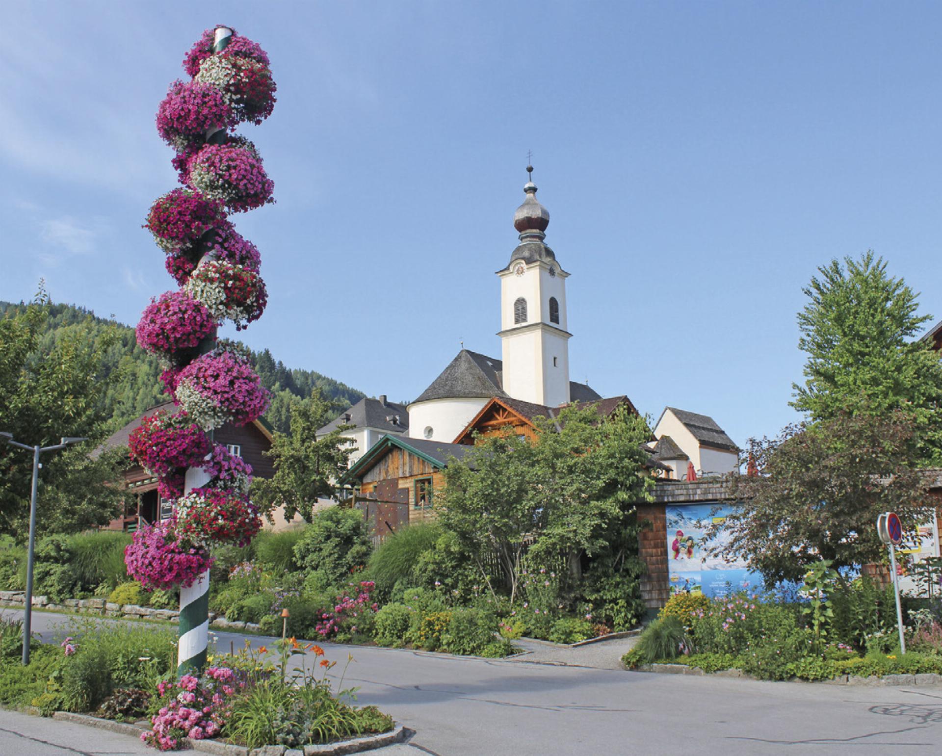 Seriensieger: Seit Jahren heimsen Haus im Ennstal und Weißenbach bei Haus fünf Floras beim Blumenschmuckbewerb ein. Heuer gab es dafür die diamantene Auszeichnung. Foto: Gemeinde Haus/E.