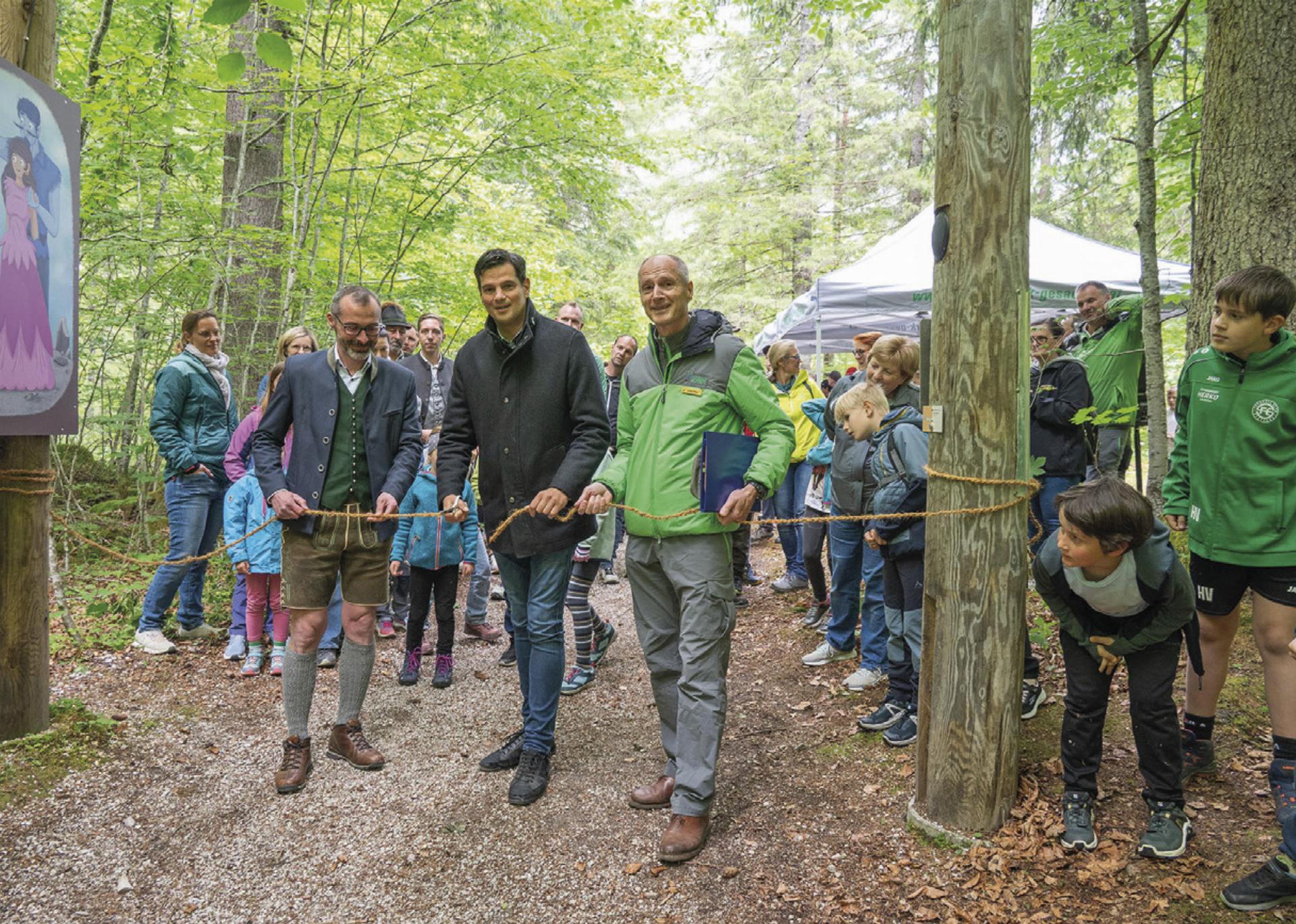 Bürgermeister Christian Haider, Landesrat Hannes Amesbauer und Nationalparkdirektor Herbert Wölger eröffneten den neuen Themenweg.
Foto: © Andreas Hollinger