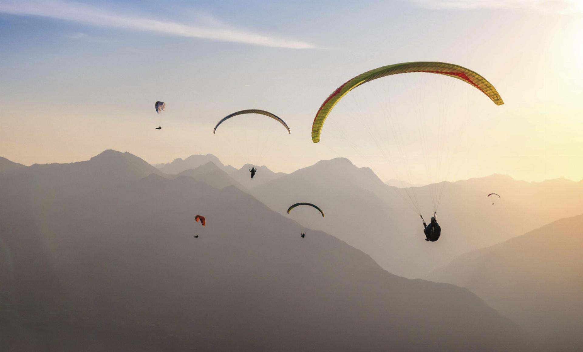 Mit einem fundierten Kurs und geprüfter Ausrüstung lässt sich das Risiko beim Paragleiten minimieren. - Das Bild wird blockiert. – Möglicherweise durch einen aktiven Adblocker.