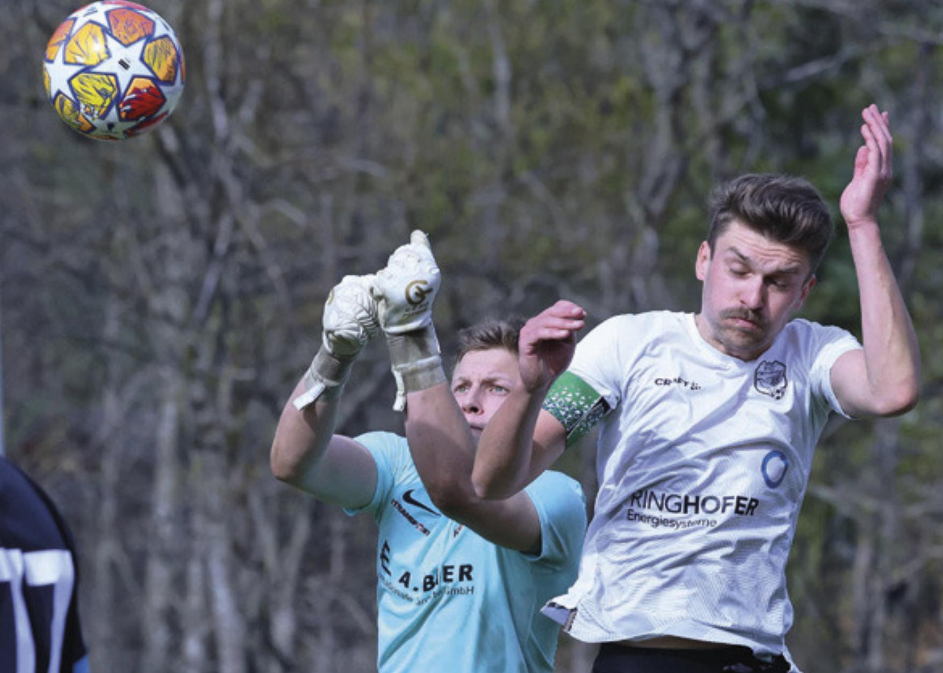 Christoph Percht (FC Ramsau) im Zweikampf mit Armin Schretthauser (Bad Mitterndorf II). Foto: Simonlehner - Das Bild wird blockiert. – Möglicherweise durch einen aktiven Adblocker.