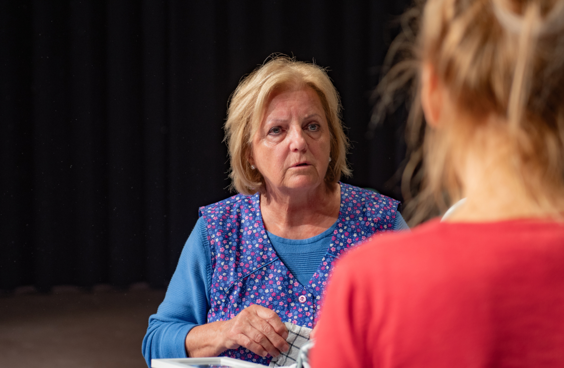 Mutter und Oma Anni (Ingrid Moser) kann sich nach einem Schlaganfall an kaum mehr etwas erinnern. Während sich ihre Familie neu organisieren muss, gehen auch die Emotionen hoch.  Foto: Ennstaler