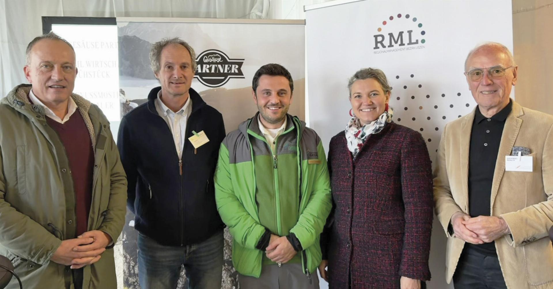 LAbg. Bgm. Armin Forstner (Gemeinde St. Gallen), GF Herbert Wölger (Nationalpark Gesäuse), Christoph Unterberger (Nationalpark Gesäuse), GF Eva Stiermayr (RML) und Moderator Siegfried Nerath. Foto: RML - Das Bild wird blockiert. – Möglicherweise durch einen aktiven Adblocker.