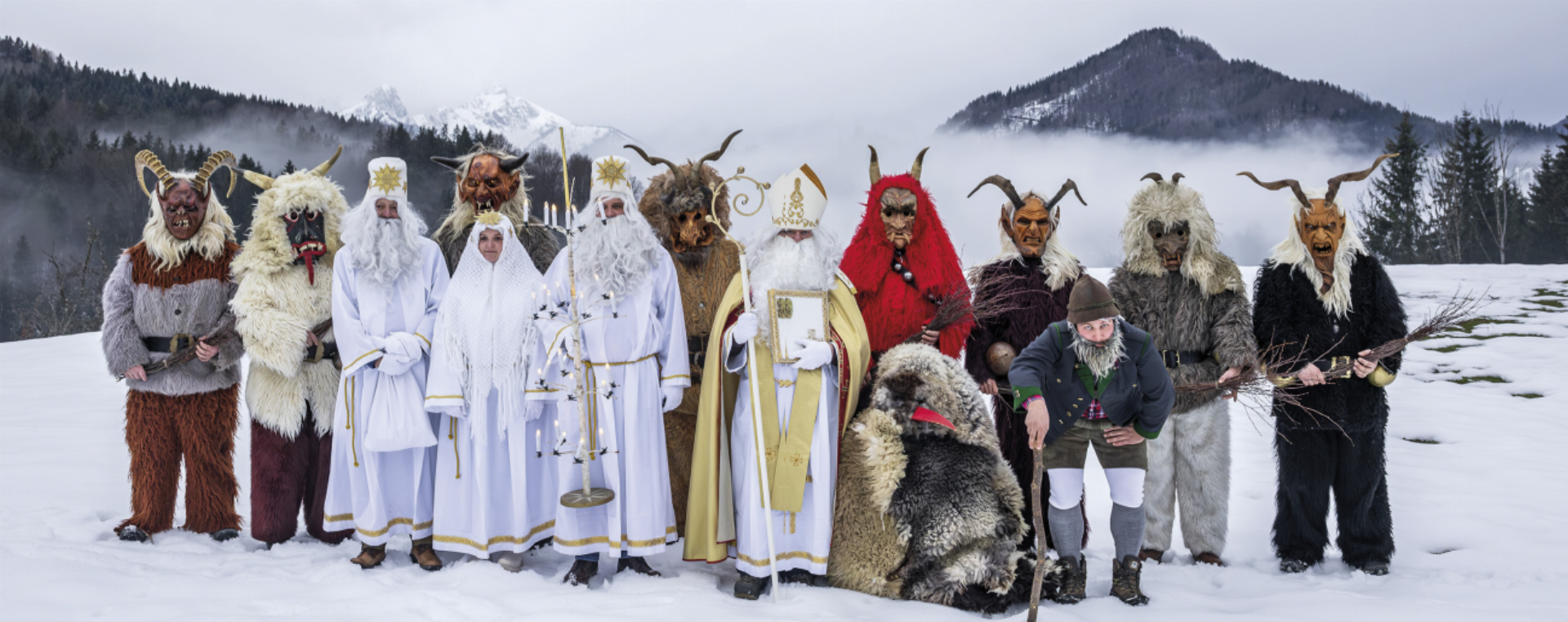 Wie in alten Zeiten: Der Thomasnikolo kommt mit seiner Gefolgschaft über Felder und Wege in die Häuser. Foto: Martin Huber