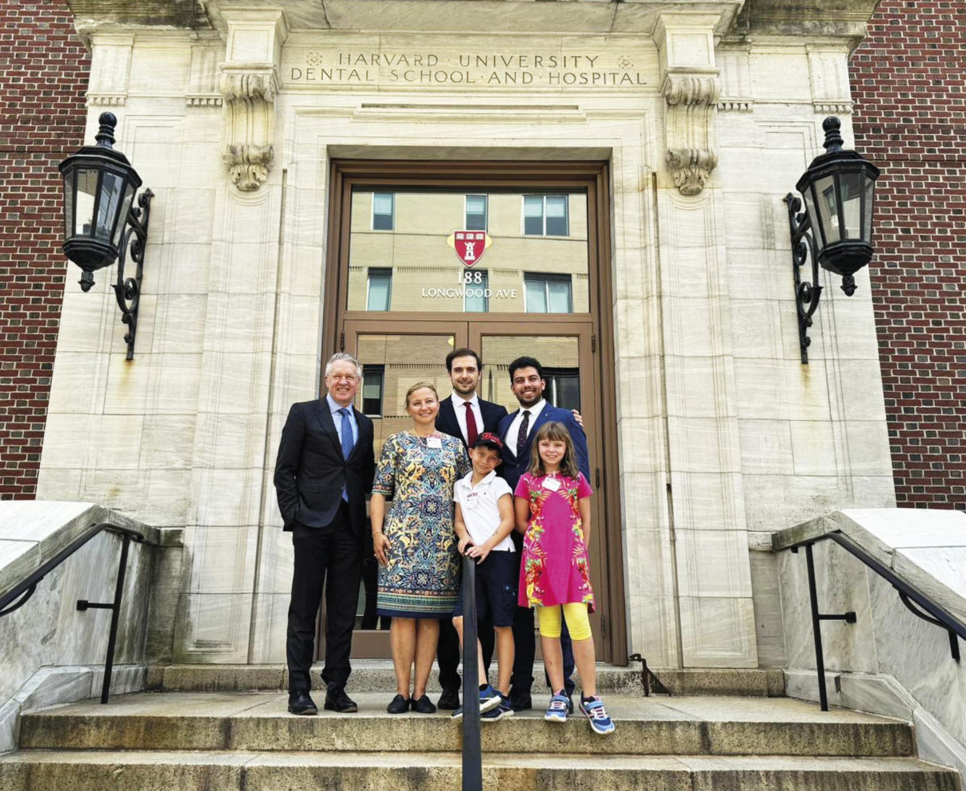 Ulrike Kuchler (2. v.l.) mit ihren Kindern Theo (8) und Lilly (10) vor der Universität in Harvard, dem Rektor der zahnmedizinischen Fakultät William Giannobile (links). Die beiden ehemaligen Studenten Balazs Feher und Samuel Akhondi (hinten) erhielten ein Stipendium an der Harvard School of Dental Medicine. Foto: Privat