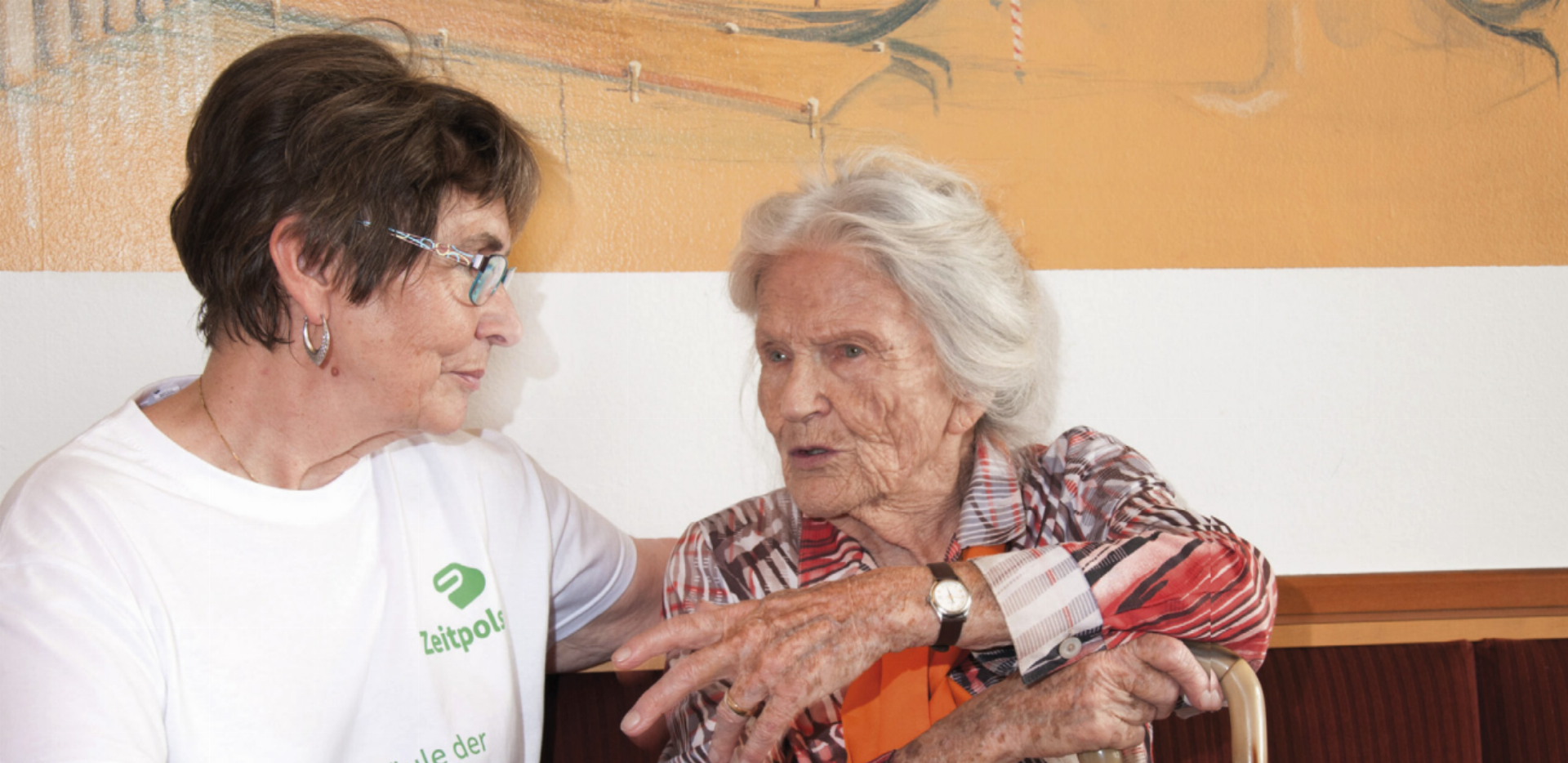 Gespräche im Kaffeehaus zählen ebenso zum Angebot von „Zeitpolster“ wie Begleitung beim Einkaufen und Unterstützung im Alltag.
Foto: Zeitpolster