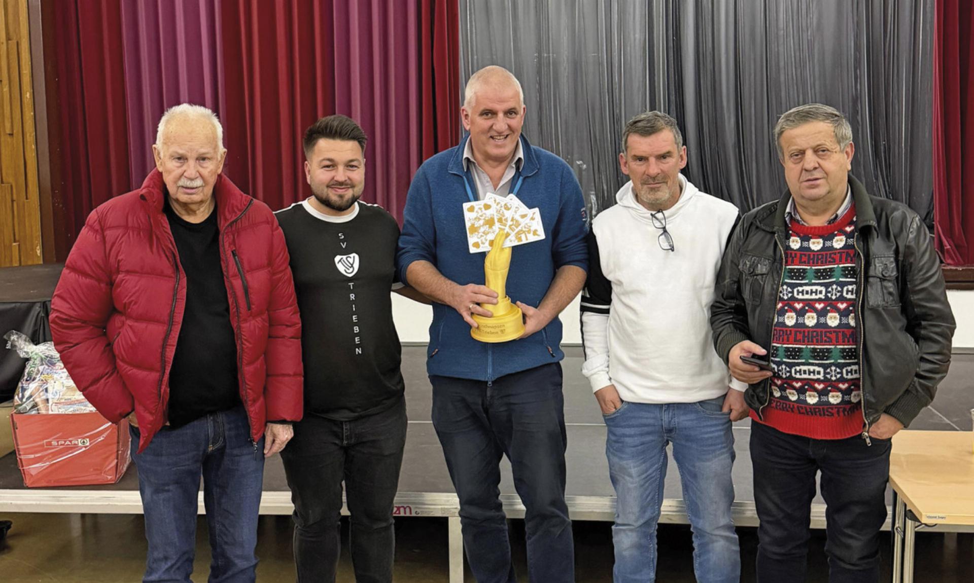 Die vier erstplatzierten Schnapser des Turniers des SV Trieben (v.l.): Franz Köhler (2.), Kassier Aldin Vukovits, Sieger Helmut Wegscheider, Rene Wenzl (3.), Stefan Wurm (4.). Foto: o.K. - Das Bild wird blockiert. – Möglicherweise durch einen aktiven Adblocker.