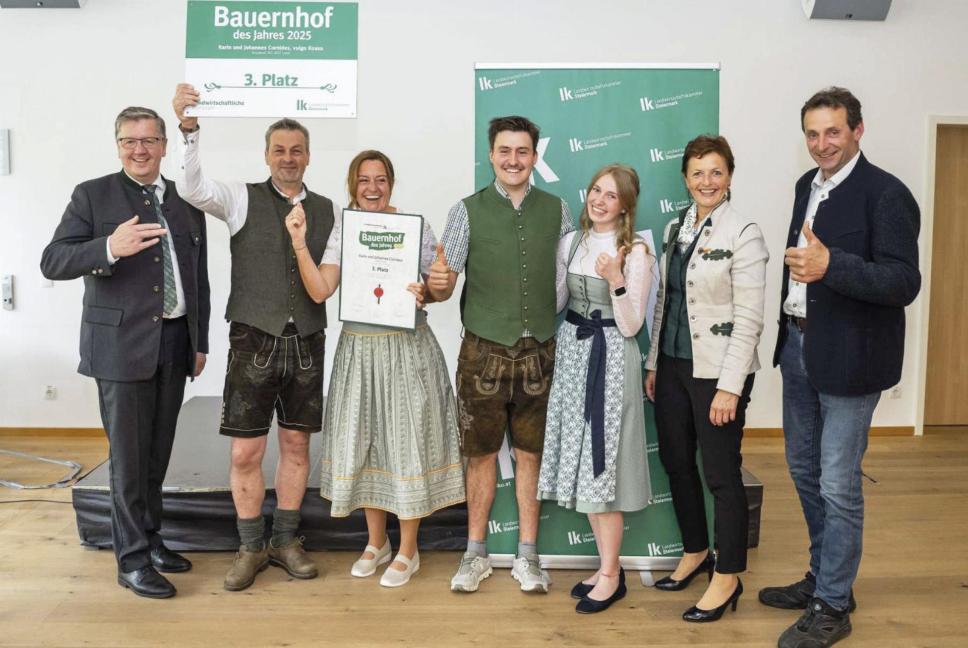 Landwirtschaftskammer-Präsident Andreas Steinegger (links), Johannes, Karin und Sohn Julian Cornides sowie Freundin Leonie, Vizepräsidentin Maria Pein und Bezirkskammerobmann Peter Kettner.
Foto: LK Steiermark/Richard Großschädl