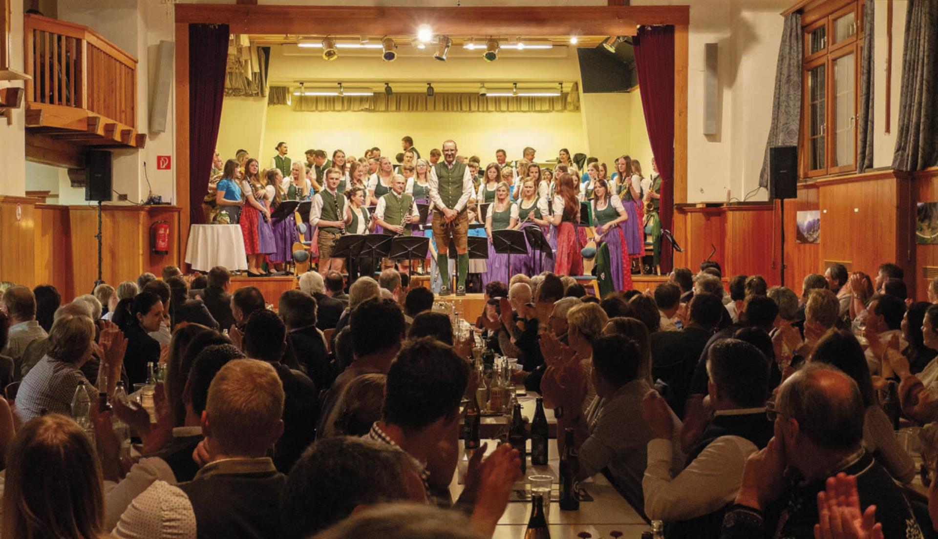 Kapellmeister Günther Hirschegger bot mit seinem Blasorchester ein abwechslungsreiches Programm. - Das Bild wird blockiert. – Möglicherweise durch einen aktiven Adblocker.