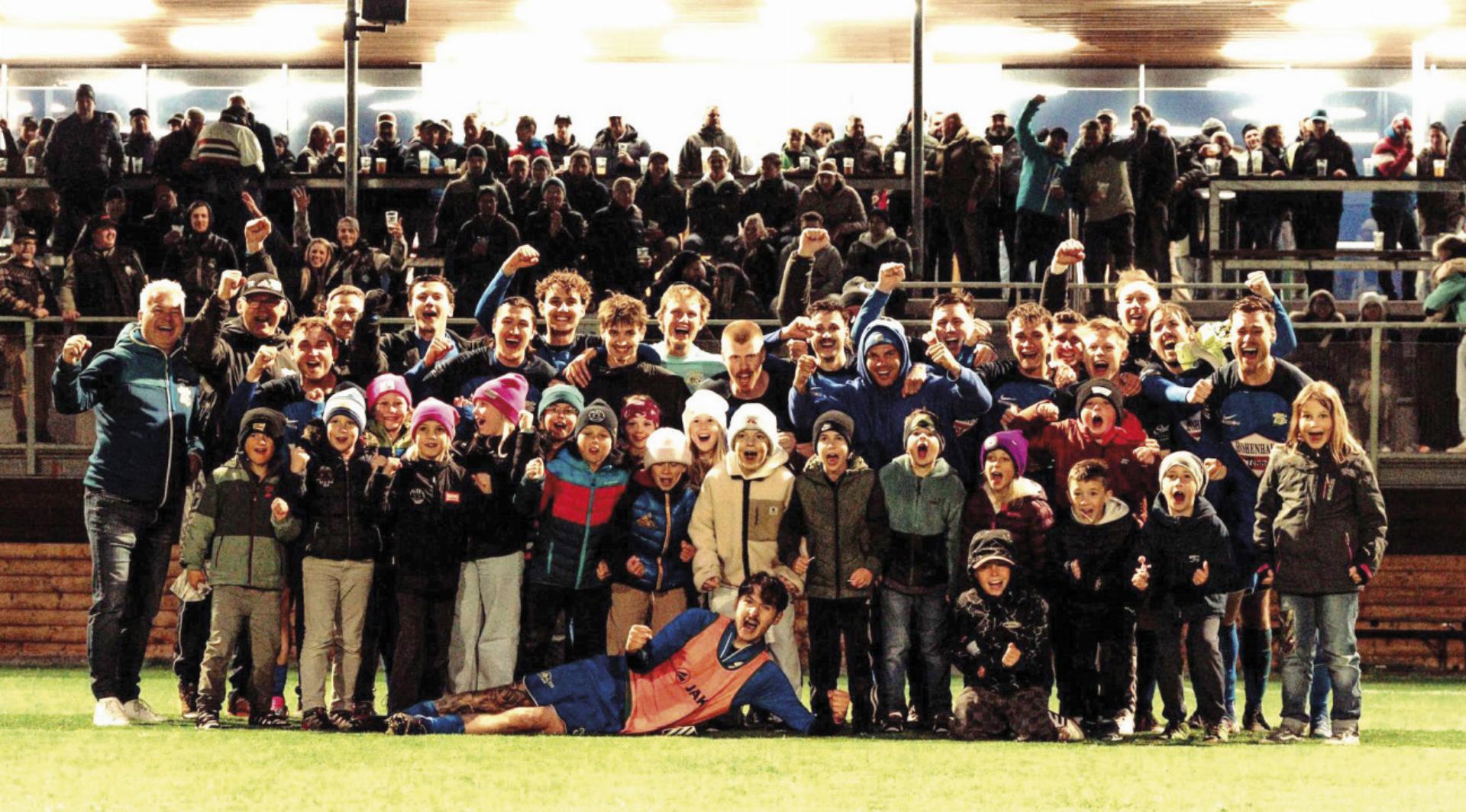 Die Mannschaft des FC Schladming jubelte mit den treuen Fans nach dem tollen 3:1-Erfolg gegen Kalsdorf. teils tonangebend, doch die bom-Gegner in der Tabelle überholen bensicher stehende Heimabwehr und damit einen Sprung in die ließ nichts Entscheidendes zu. Top-Drei machen. Vizepräsident Damit sind die Ennstaler bereits Fotos: FCS