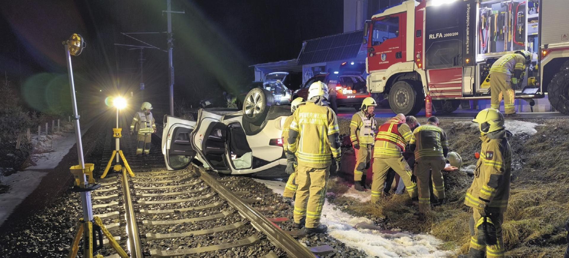 Schladming: Unfall im Gleisbereich. Die Bergung des Elektrofahrzeuges gestaltete sich schwierig. Foto: FF Schladming - Das Bild wird blockiert. – Möglicherweise durch einen aktiven Adblocker.