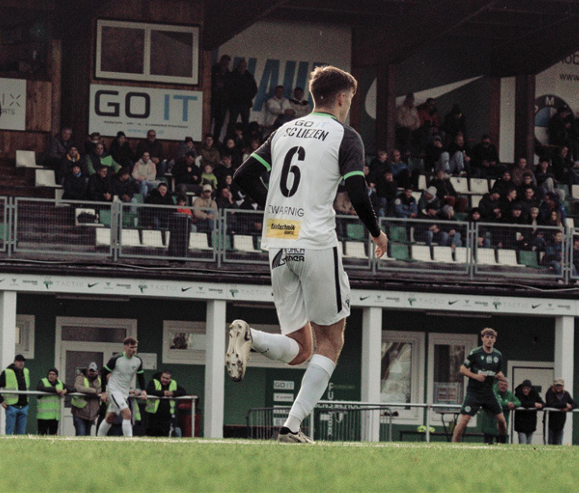 Julian Stocker erzielte bei der 2:3-Steirercup-Niederlage gegen DSV Leoben beide Tore der Grün-Weißen. Rund 400 Zuseher sorgten für eine gute Stimmung.

Foto: Reitegger