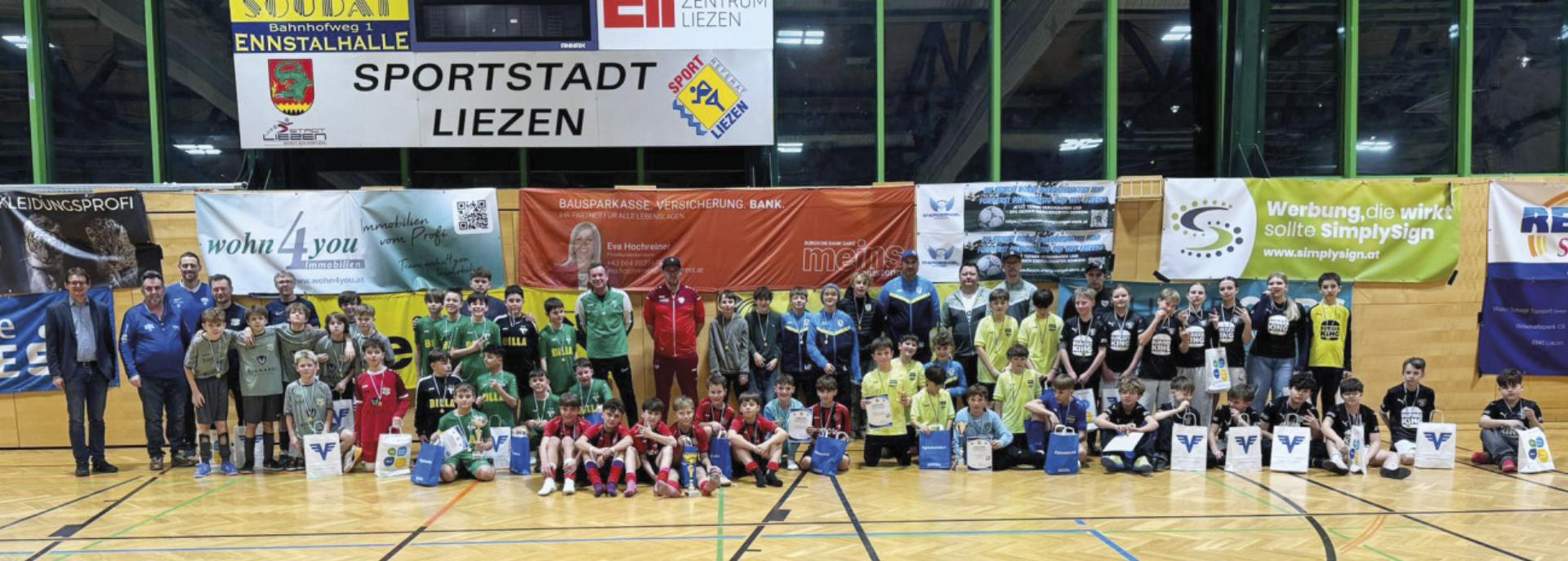 Die U13-Mannschaften, Sieger SG Gesäuse (Zweite von rechts, gelbe Dressen), mit Vizebürgermeister Albert Krug und WSV-Obmann Walter Komar (links). Foto: WSV Liezen - Das Bild wird blockiert. – Möglicherweise durch einen aktiven Adblocker.