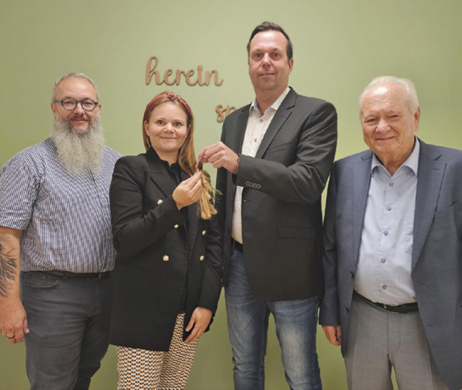 PSN eröffnete neue Kinder- und Jugendabteilung: PSN-Geschäftsführer Gregor Hoffmann, Regionalleiterin Nicole Feit, Günther und Helmut Schreiner von der MGI Vermietungen GmbH (von links) bei der Schlüsselübergabe. Foto: o.K.