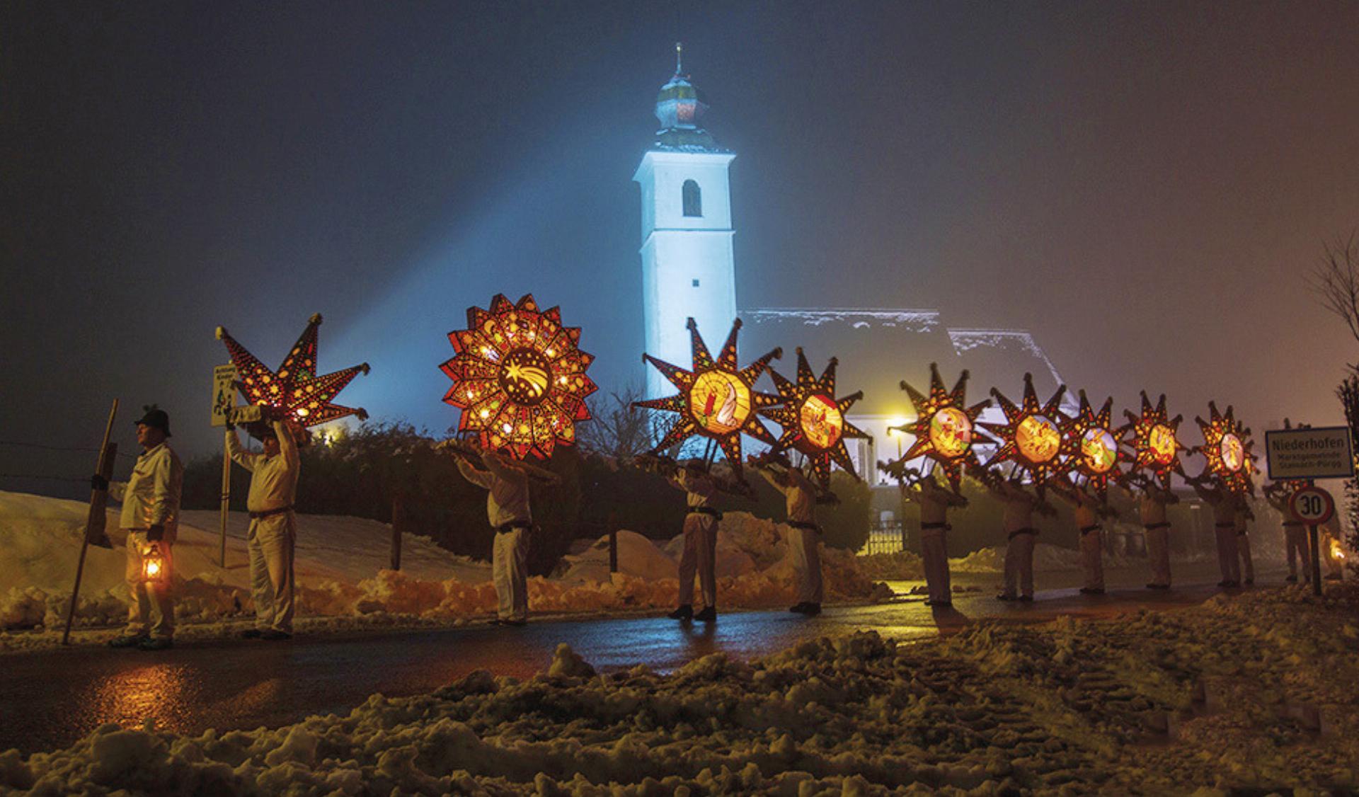 Mit Glockenklang und leuchtenden Kappen vertreiben die Glöckler in der letzten Raunacht das Böse. Foto: Wolfgang Fuchs