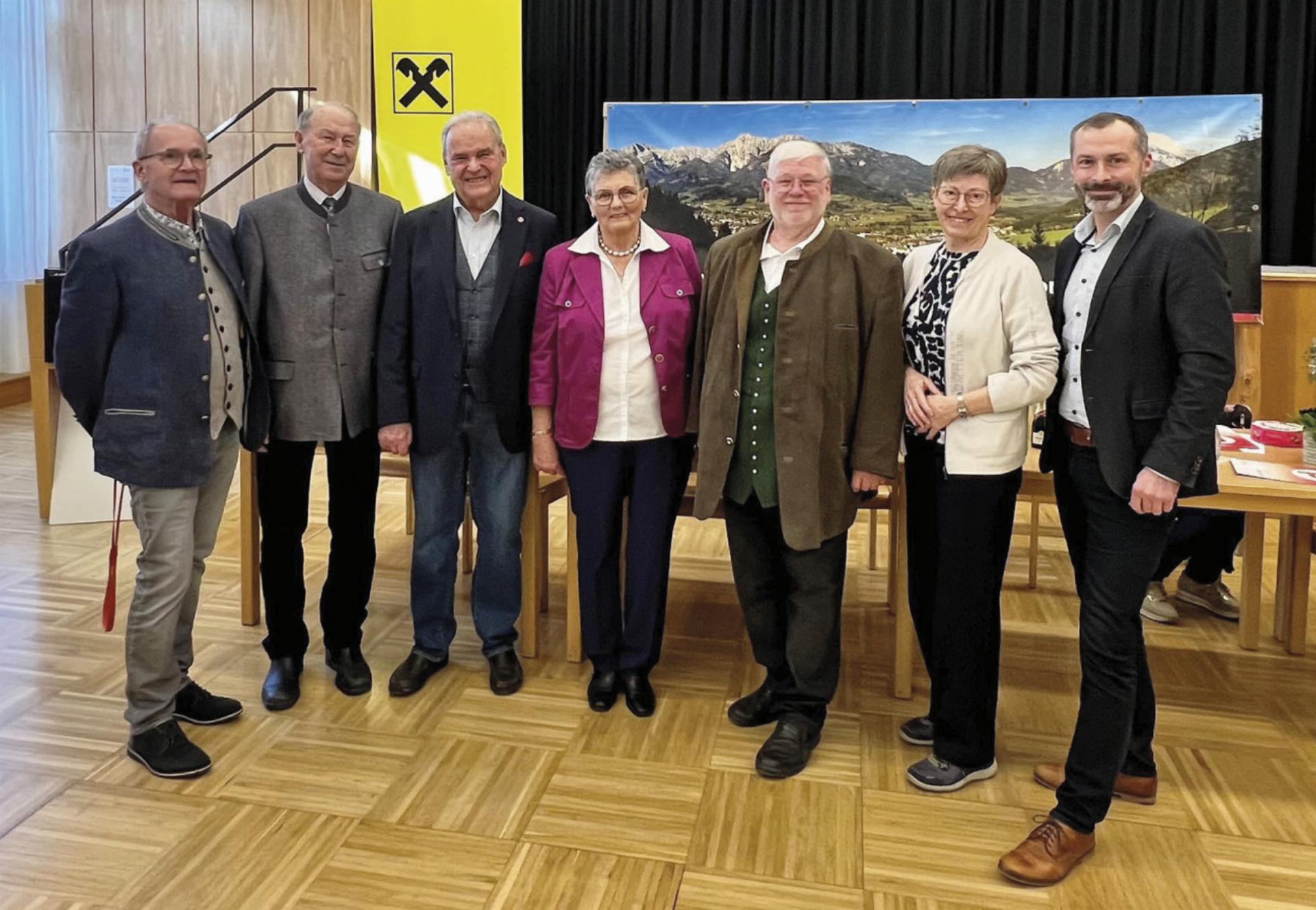 Am Foto (von links): Peter Lehnhart, stv. Bezirksvorsitzender Ehrenfried Lemmerer, Landespräsident Klaus Stanzer, Vorsitzende Theresia Maxonus, Josef Mitterer, Monika Supnig und Bgm. Christian Haider. 
Foto: PVÖ Admont - Das Bild wird blockiert. – Möglicherweise durch einen aktiven Adblocker.