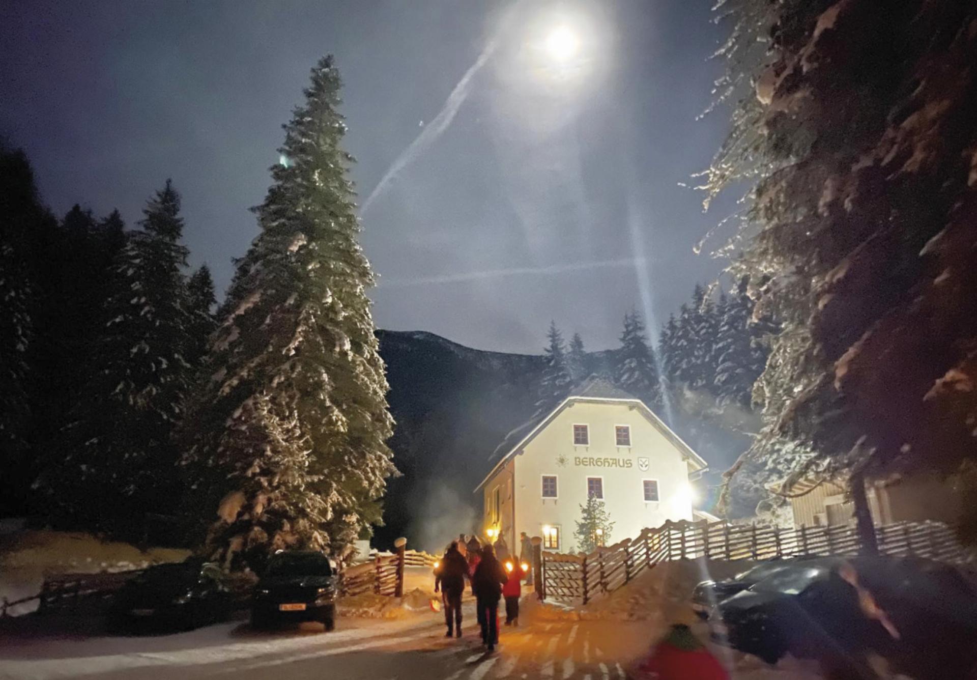 Mit Fackeln bahnten sich die Mitfeiernden ihren Weg durch das winterliche Walchental.

Foto: o.K.