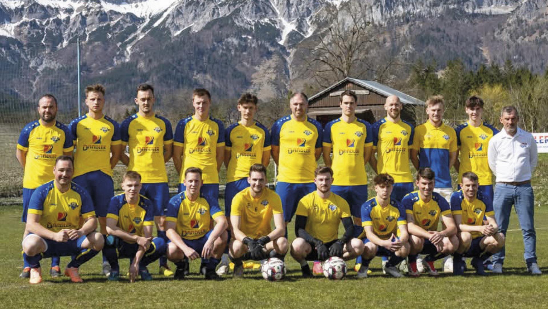Der Pflichtschulcluster Schladming setzte sich beim vergangenen Bezirksturnier in der Ennstalhalle in Liezen an die Spitze. Das Teilnehmerfeld umfasst zwölf Mixed-Volleyballteams, die neben dem PSC Schladming von der MS Bad Aussee, dem Stiftsgymnasium Admont, dem Gymnasium Stainach und der veranstaltenden Schule, der MS Liezen, entsandt wurden. 
Foto: o.K.