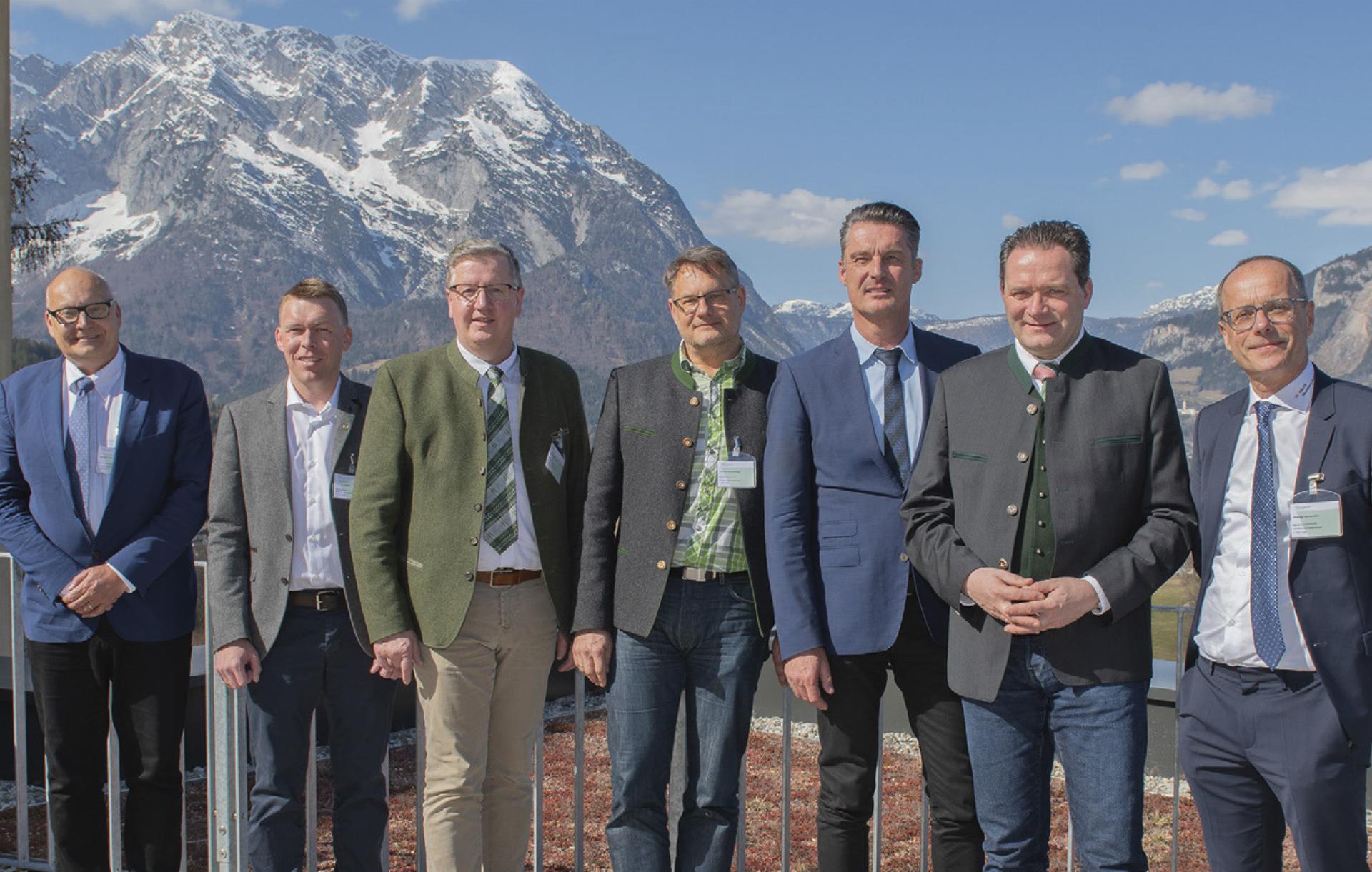 Fachtagung in Raumberg-Gumpenstein (v.l.): Nicolaus Hanowski (ESA), Andreas Klingler (Gumpenstein), LK-Präsident Andreas Steinegger, Projektleiter Andreas Schaumberger, HBLFA-Direktor Johann Gasteiner, Landwirtschaftsminister Norbert Totschnig, Forschungsleiter Andreas Steinwidder. Foto: Ennstaler - Das Bild wird blockiert. – Möglicherweise durch einen aktiven Adblocker.
