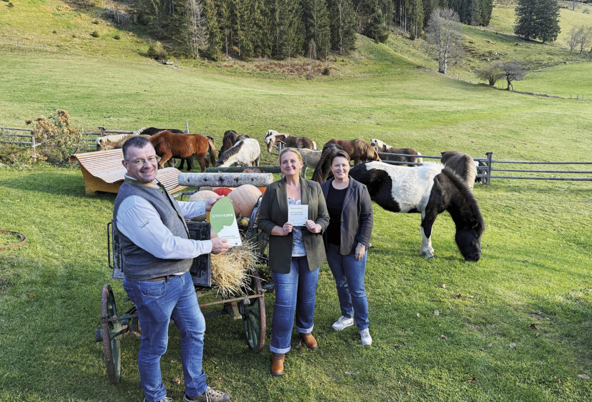 Gerald Muhrer, Mathilde Muhrer und „Green Care“-Koordinatorin Senta Bleikolm-Kargl (von links) auf dem Perweinhof. Foto: © Perweinhof