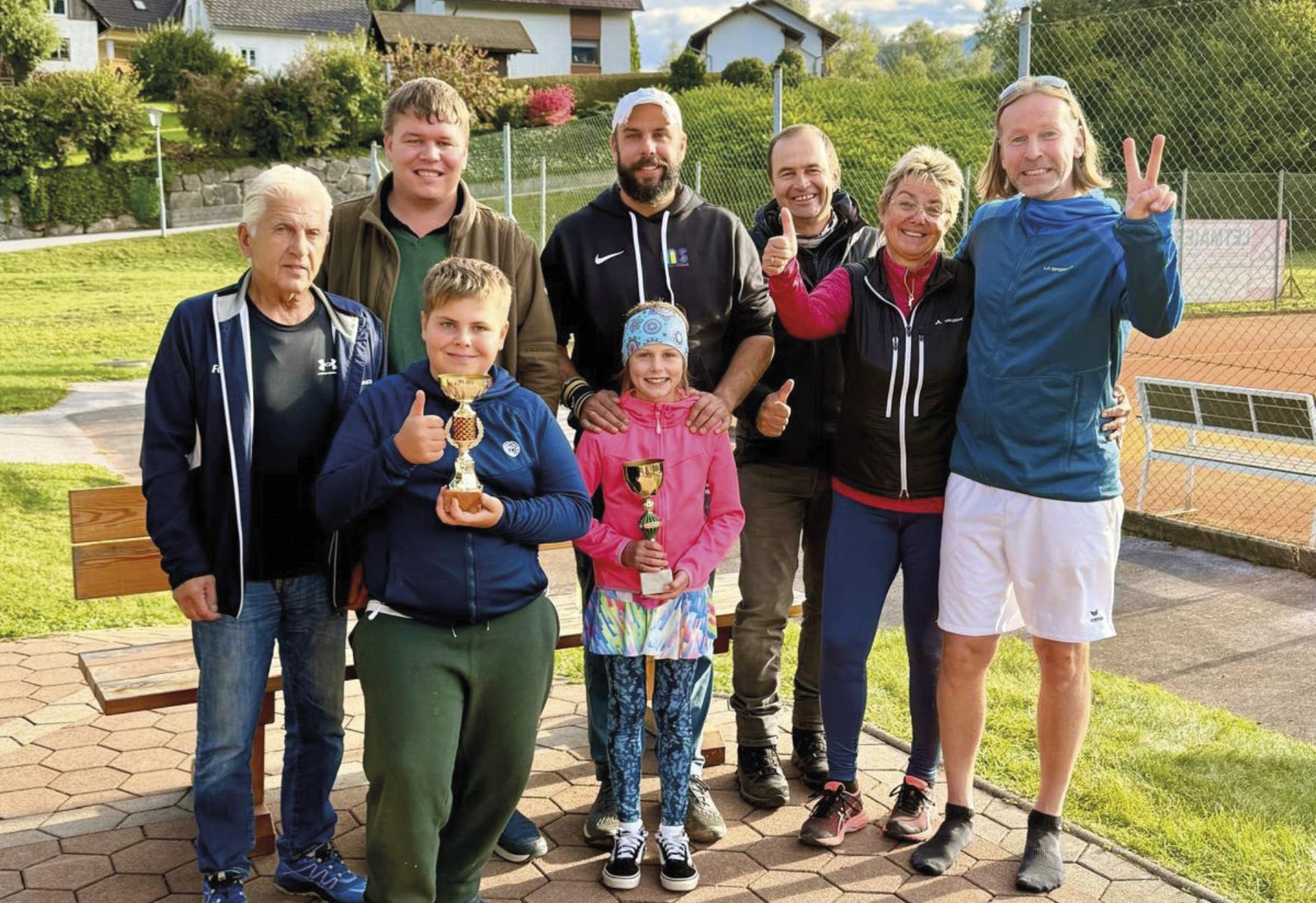 Bürgermeister Thomas Klinger (2.v.l.) führte gemeinsam mit der Turnierleitung die Siegerehrung durch.

Foto: FC Kulm