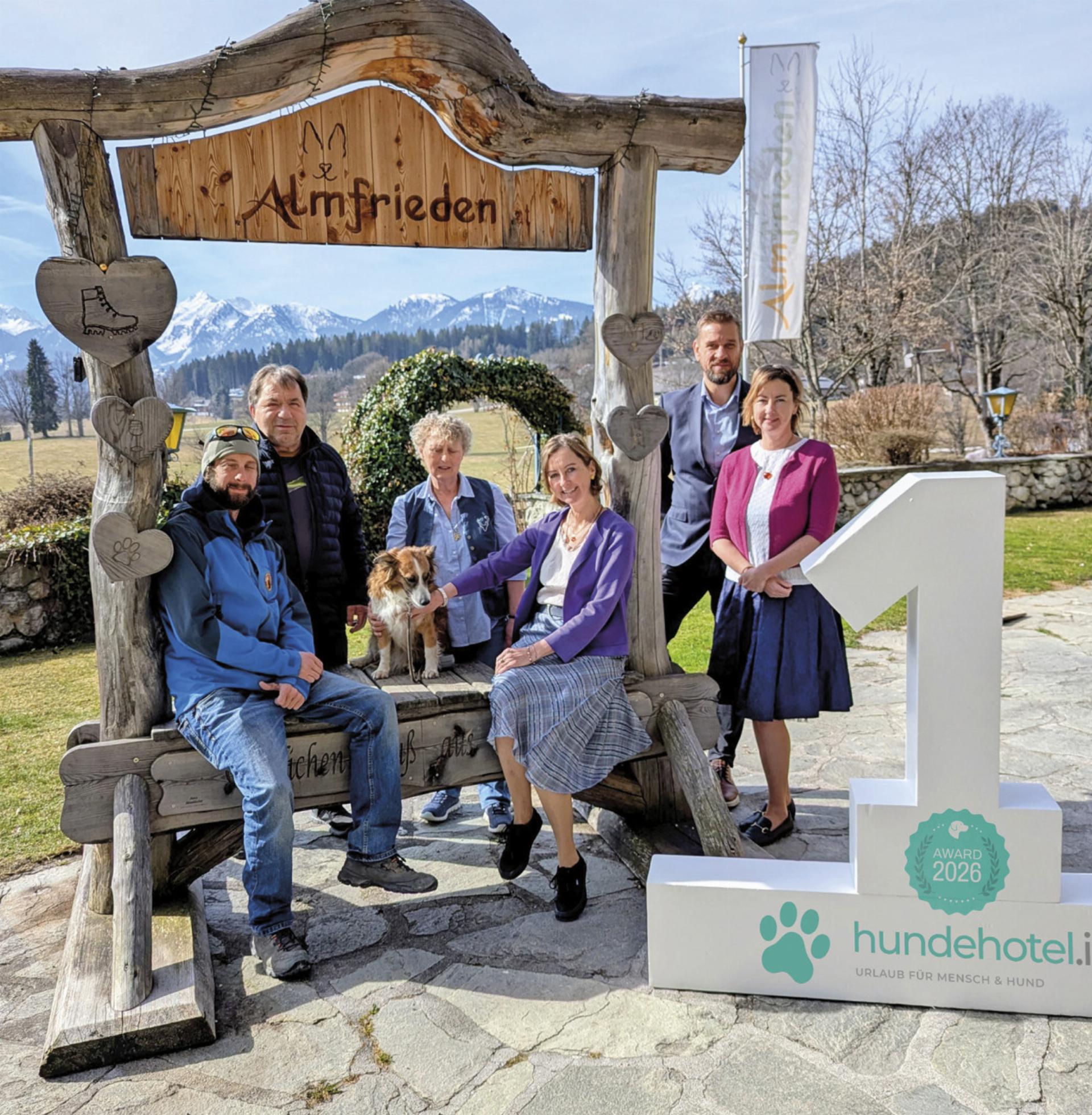 Das Team des Hotels Almfrieden: Markus, Rudi, Hund Happy, Doris, Michaela, Werner und Geschäftsführerin Christiane Simonlehner. Foto: hundehotel.info - Das Bild wird blockiert. – Möglicherweise durch einen aktiven Adblocker.
