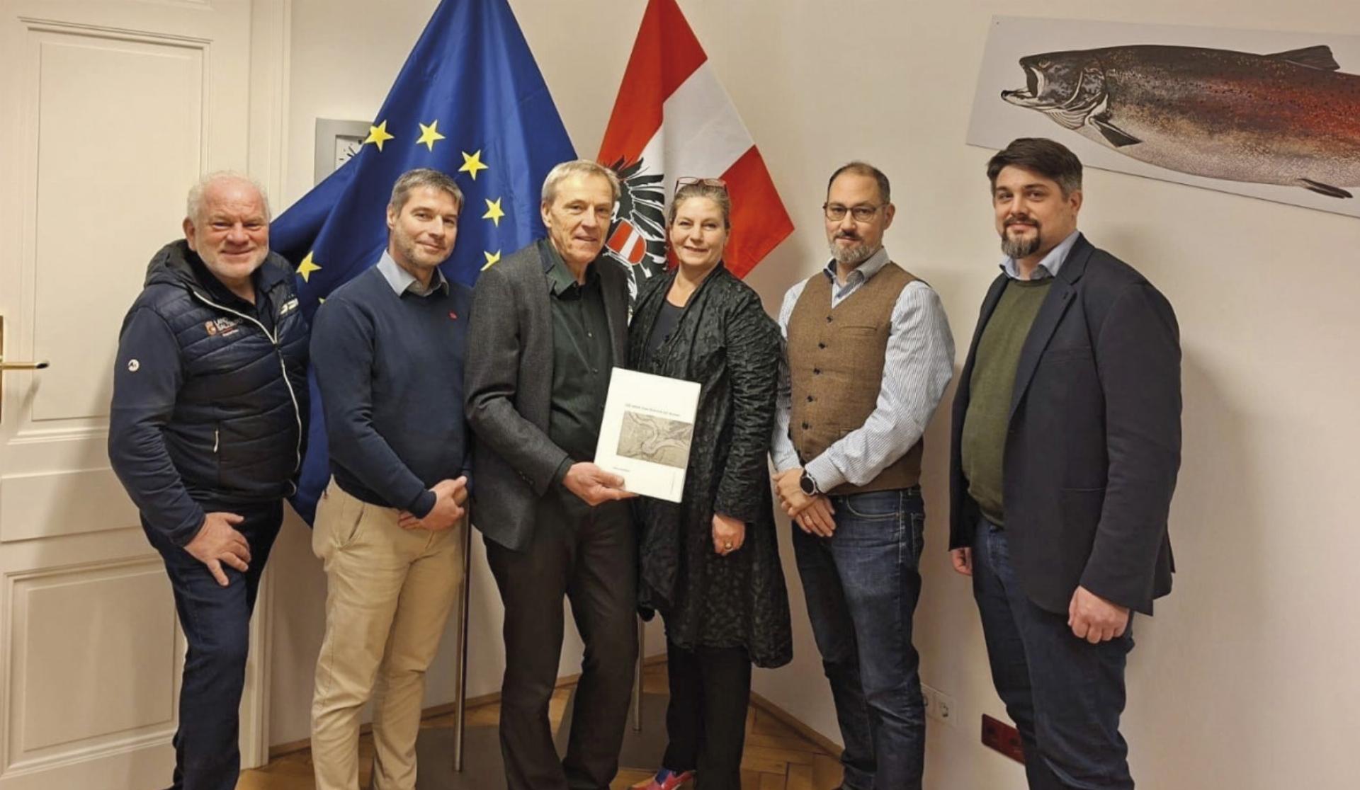 Sektionschefin Monika Mörth aus dem Landwirtschaftsministerium mit dem Autor des Buches, Heinz Wiesbauer, und den Wasserbauchefs der Steiermark, Salzburg, Oberösterreich und Niederösterreich. Foto: Szabo