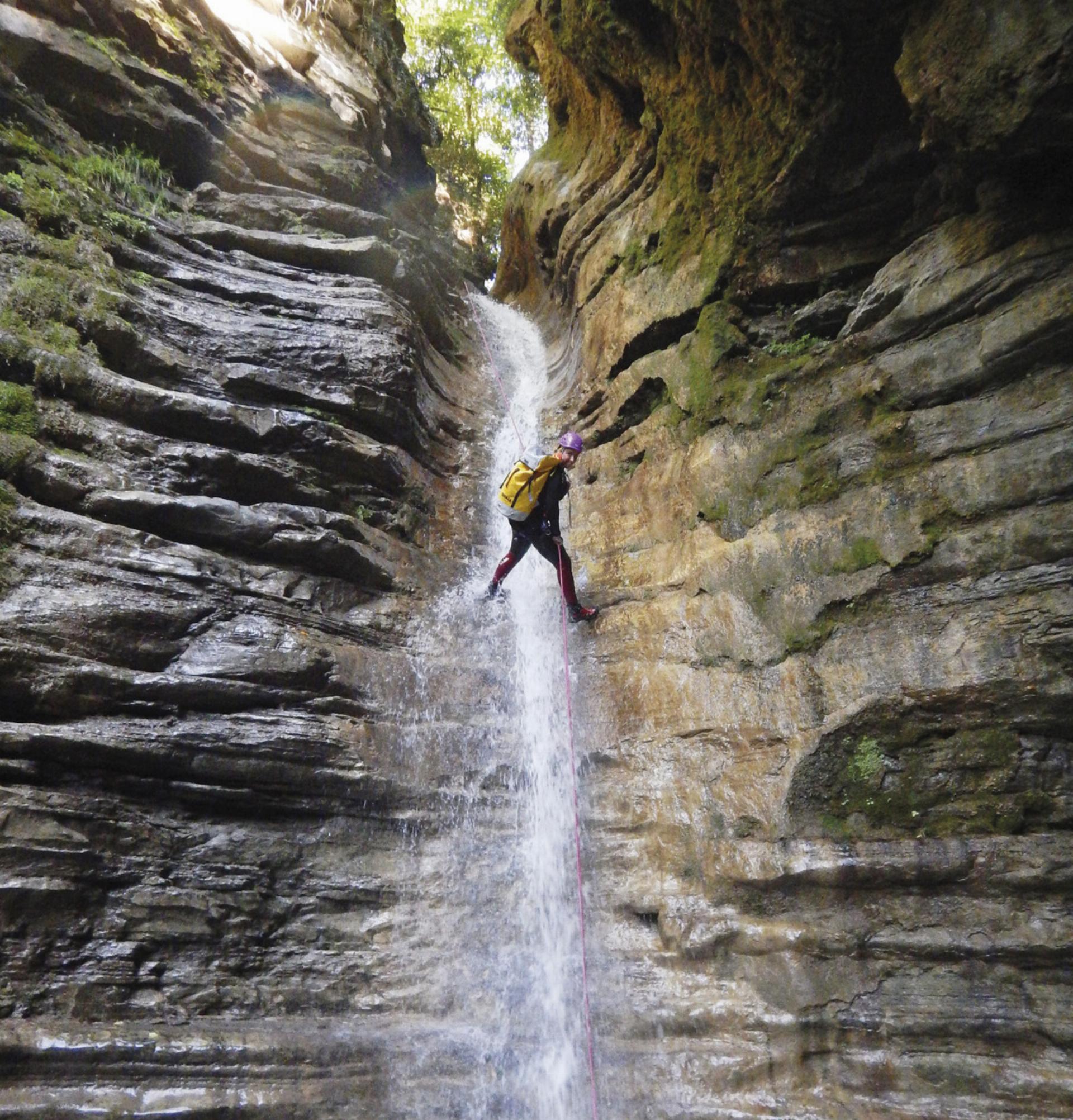 Canyoning ist eine Sportart für abenteuerlustige Menschen und für eine Tour im mittleren Schwierigkeitsgrad eignet sich die Zemmschlucht dafür perfekt.