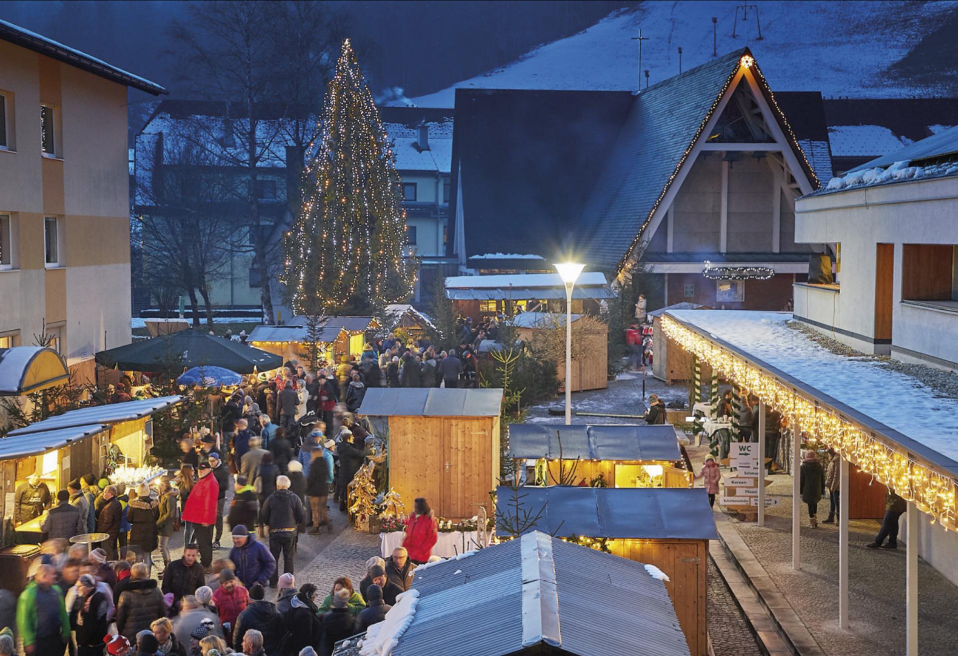 Gemeinsam auf Weihnachten einstimmen: Der Christkindlmarkt in Wei- ßenbach bei Liezen ist ein Fest für Familien. Foto: PhotoInstyle_Birgit Steinberger