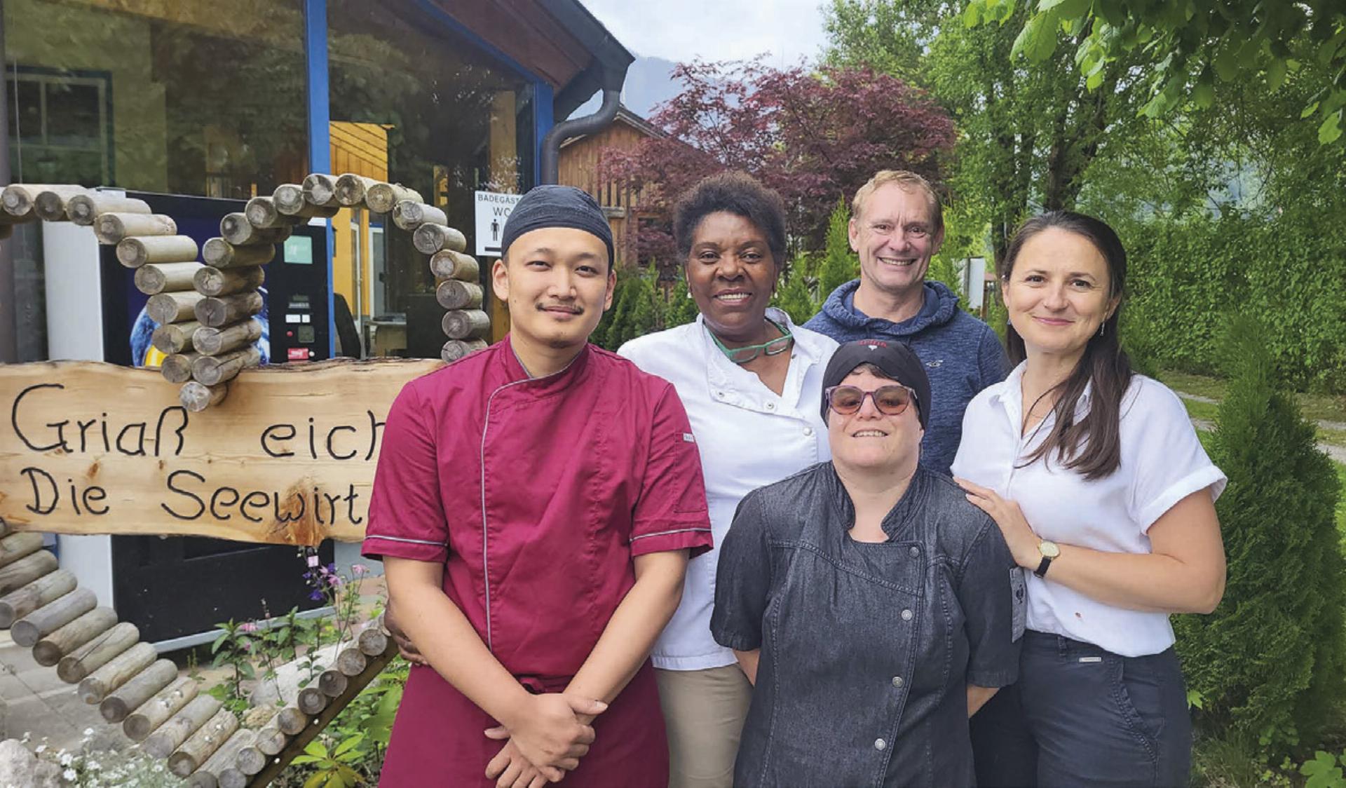 Beim Seewirt in Weißenbach bei Liezen wird Diversität gelebt – ein vielfältiges Team kümmert sich um das Wohl der Gäste. Von links: Gurung Nabin aus Nepal, Seewirtin Maria Kienreich, Irina Tasch aus Weißenbach, GF Werner Raggl, Gordana Cosic (AMS Liezen). Foto: AMS Liezen - Das Bild wird blockiert. – Möglicherweise durch einen aktiven Adblocker.