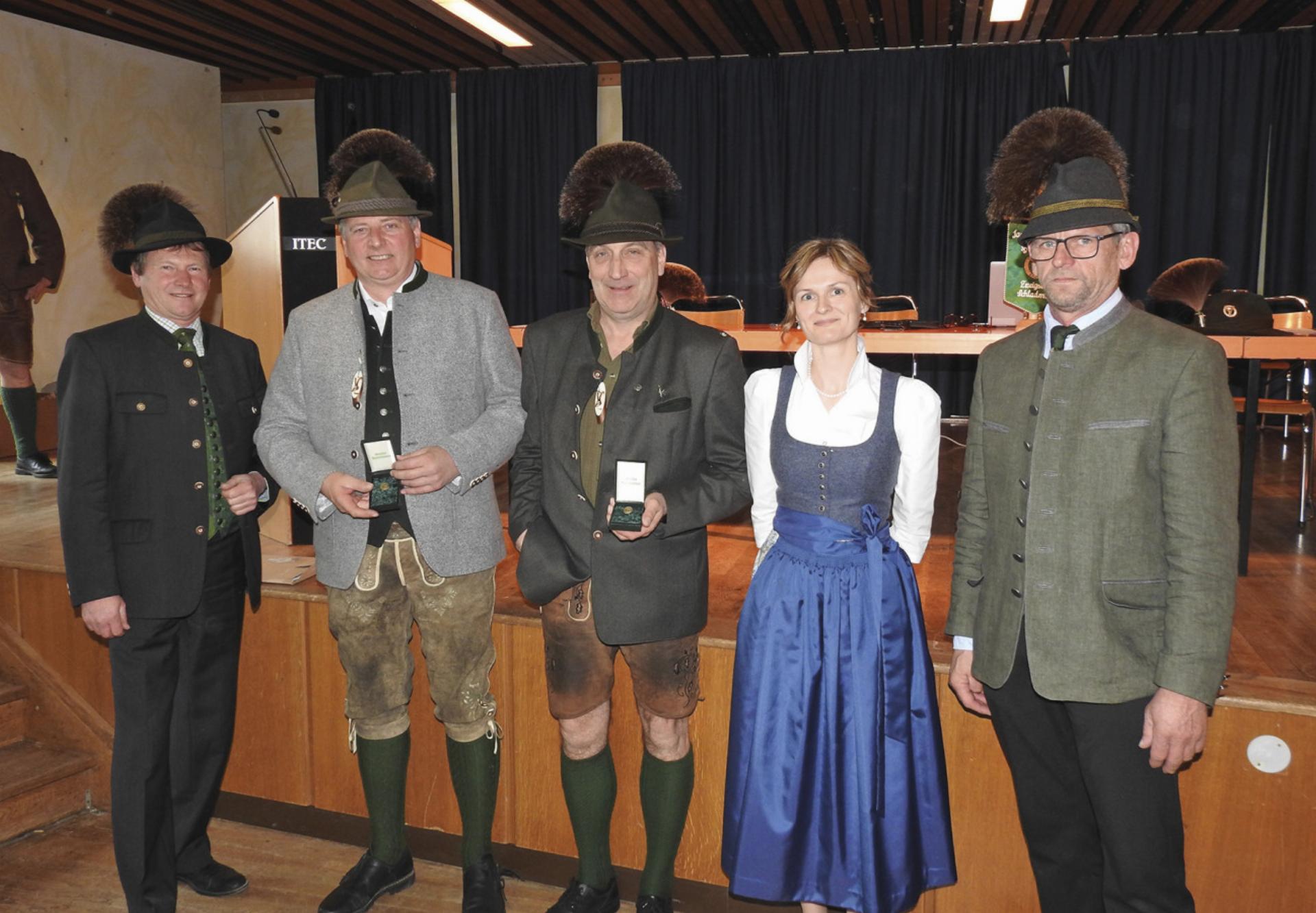 Obmann Günther Anichhofer, Schießreferent Michael Schrempf, Obmann der Ortsstelle Haus Simon Anichhofer, Astrid Bergler und Bezirksjägermeister Hans Trinker (von li.) bei der Ehrung verdienter Mitglieder.
Foto: JSV