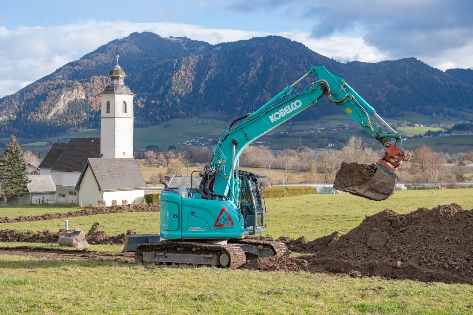 Neben der Zuleitung des Trinkwassers und der Abwasserentsorgung muss auch die Ortswasserleitung verlegt werden, welche quer durch das Grundstück in Richtung Niederhofen verläuft. Foto: Ennstaler